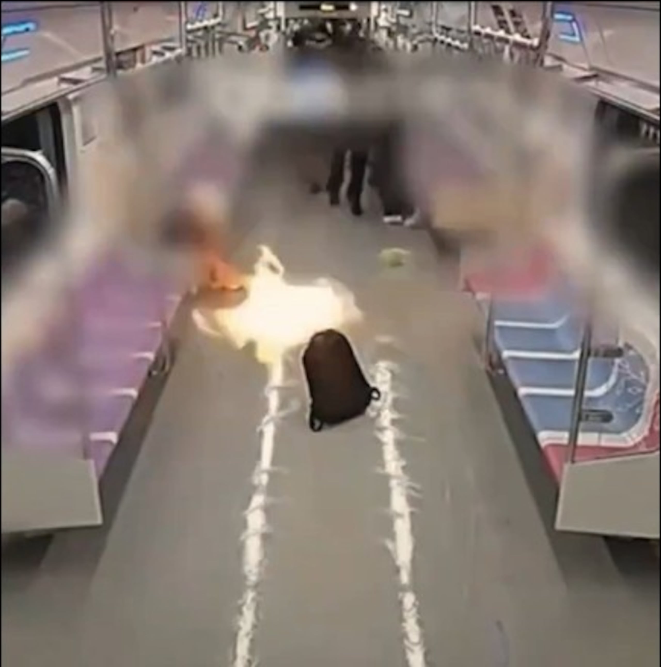 Sorpresivamente, el hombre comenzó a lanzar combustible en el suelo, tras lo que incendió el vagón, desatando el caos.