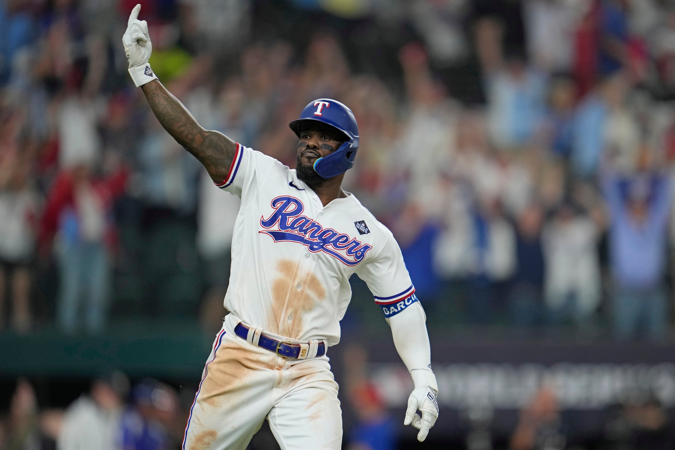 El cubano Adolis García, de los Rangers de Texas, festeja luego de conectar el jonrón de la victoria en el primer juego de la Serie Mundial ante los Diamondbacks de Arizona.