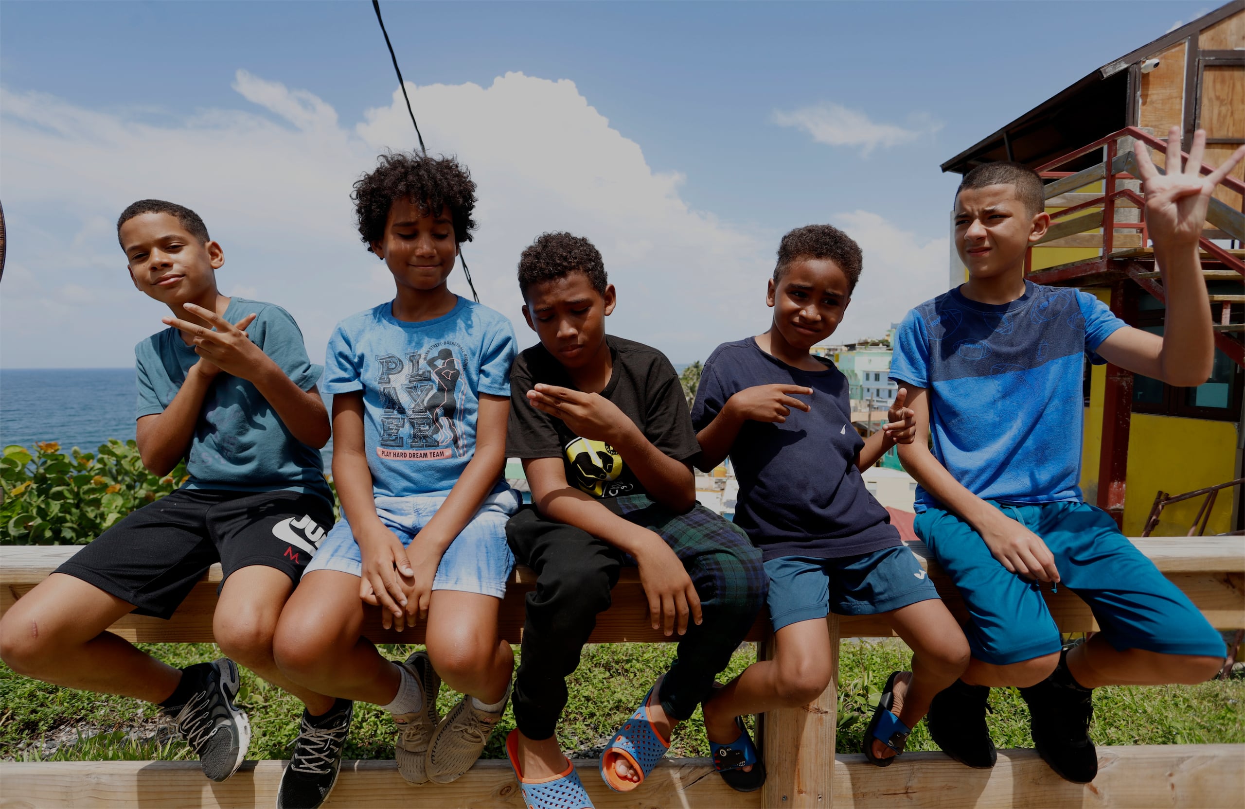 Ajeno a su realidad, Ayan Zayas, segundo desde la izquierda, comparte con sus amigos en La Perla, luego de que fuera desplazado junto a su papá.