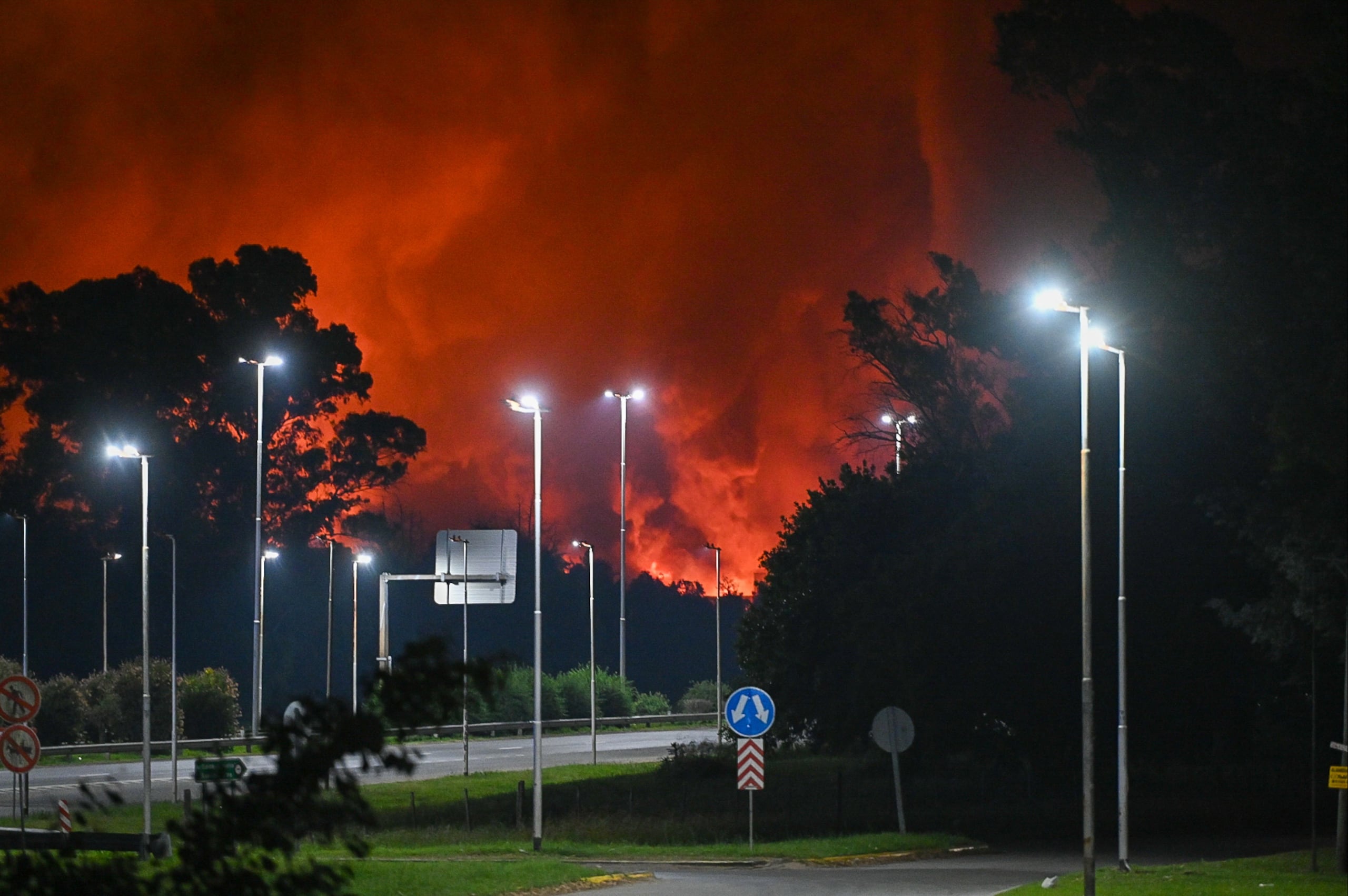 Fotografía donde se ve una nube humo tras una explosión este viernes, en una fábrica en el área industrial de Ezeiza, a unos 36 km de Buenos Aires (Argentina). EFE/ STR