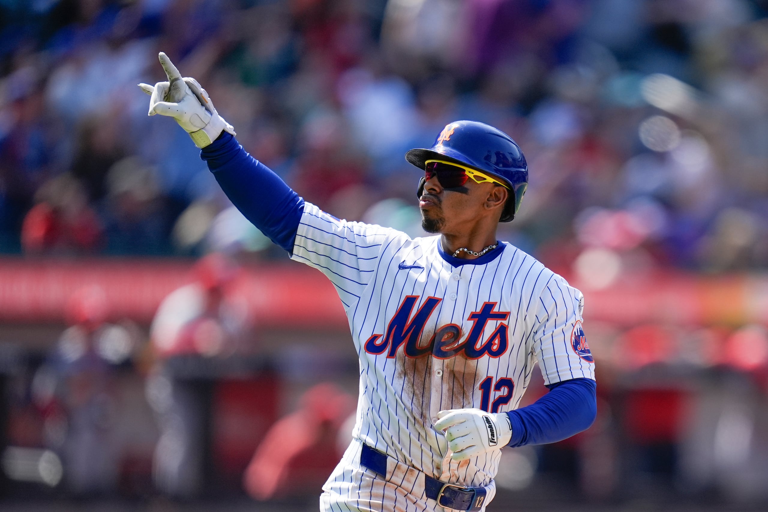 Francisco Lindor reacciona a su jonrón en la sexta entrada.