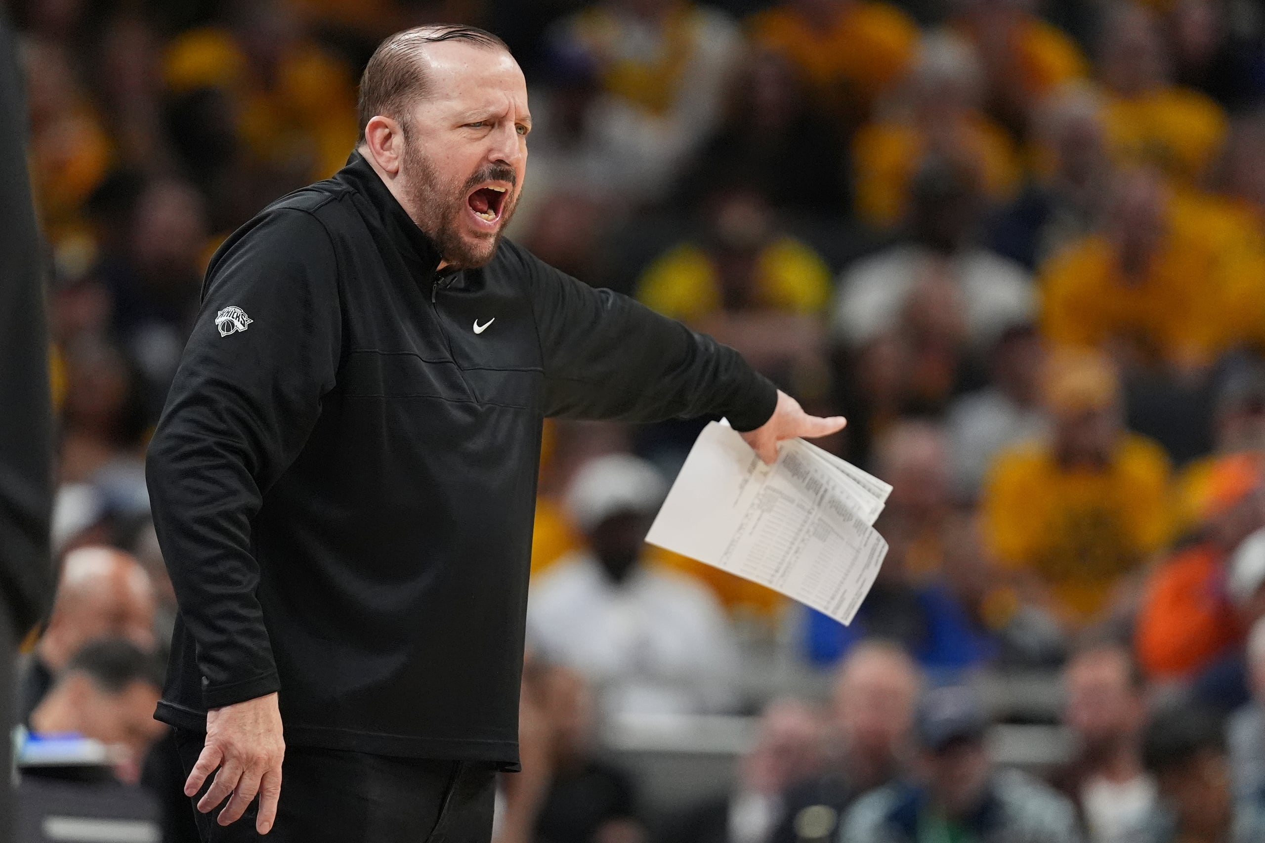 El entrenador de los Knicks de Nueva York, Tom Thibodeau, grita a sus jugadores en el juego 4 de las finales de Conferencia ante los Paces de Indiana el martes 27 de mayo del 2025.