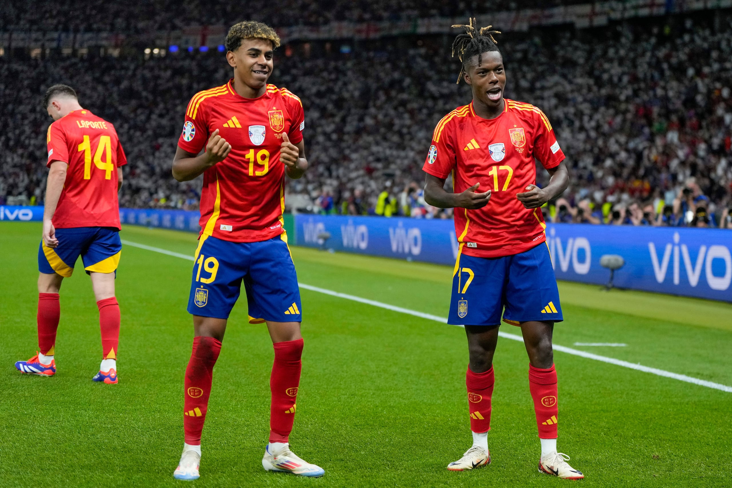 Nico Williams con su compañero de la selección de España Lamine Yamal en la final de la Eurocopa 2024.