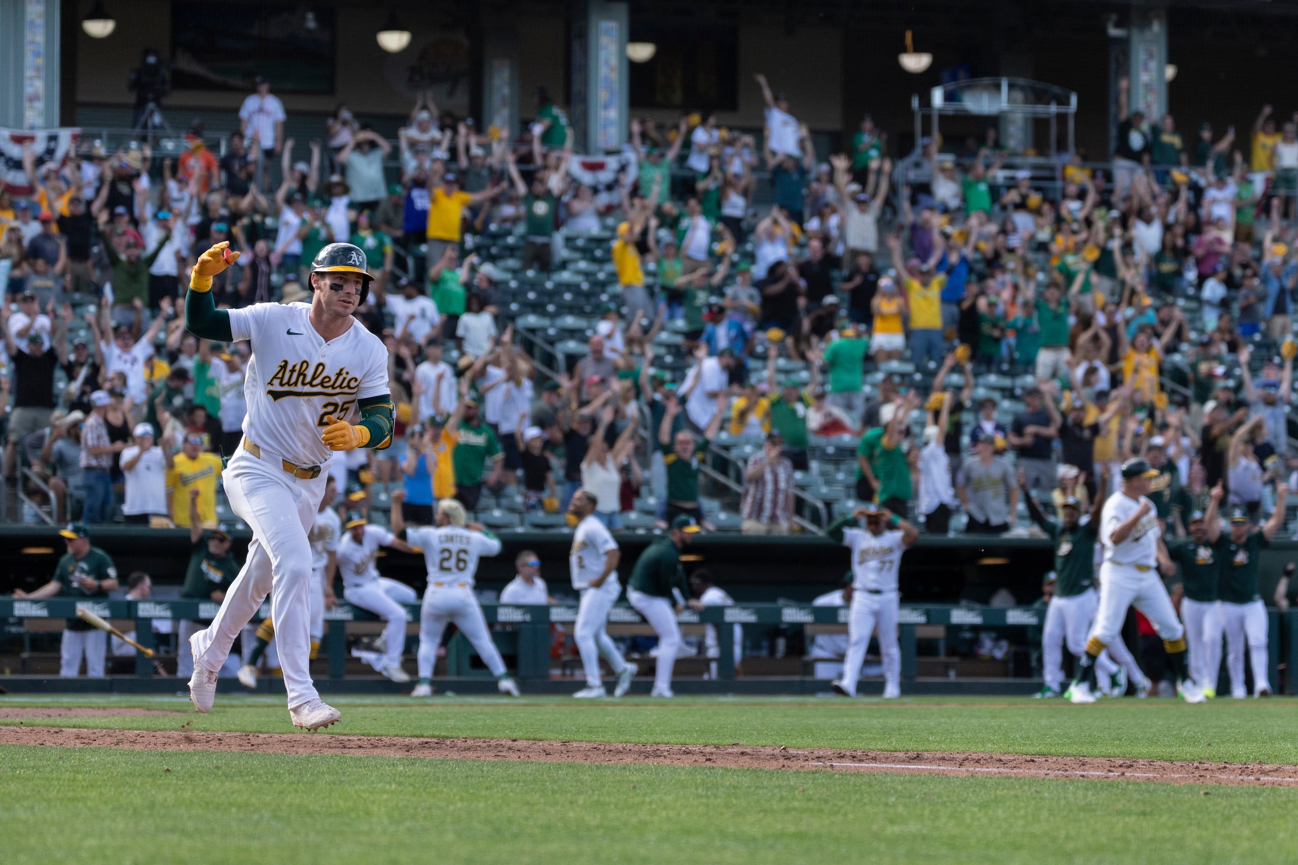 Brent Rooker, de los Athletics, recorre las bases tras conectar un jonrón de tres carreras para dejar en el terreno a su rival durante la décima entrada de un juego de béisbol contra los Astros de Houston, el domingo 5 de abril de 2026, en West Sacramento, California. (Foto AP/Sara Nevis)