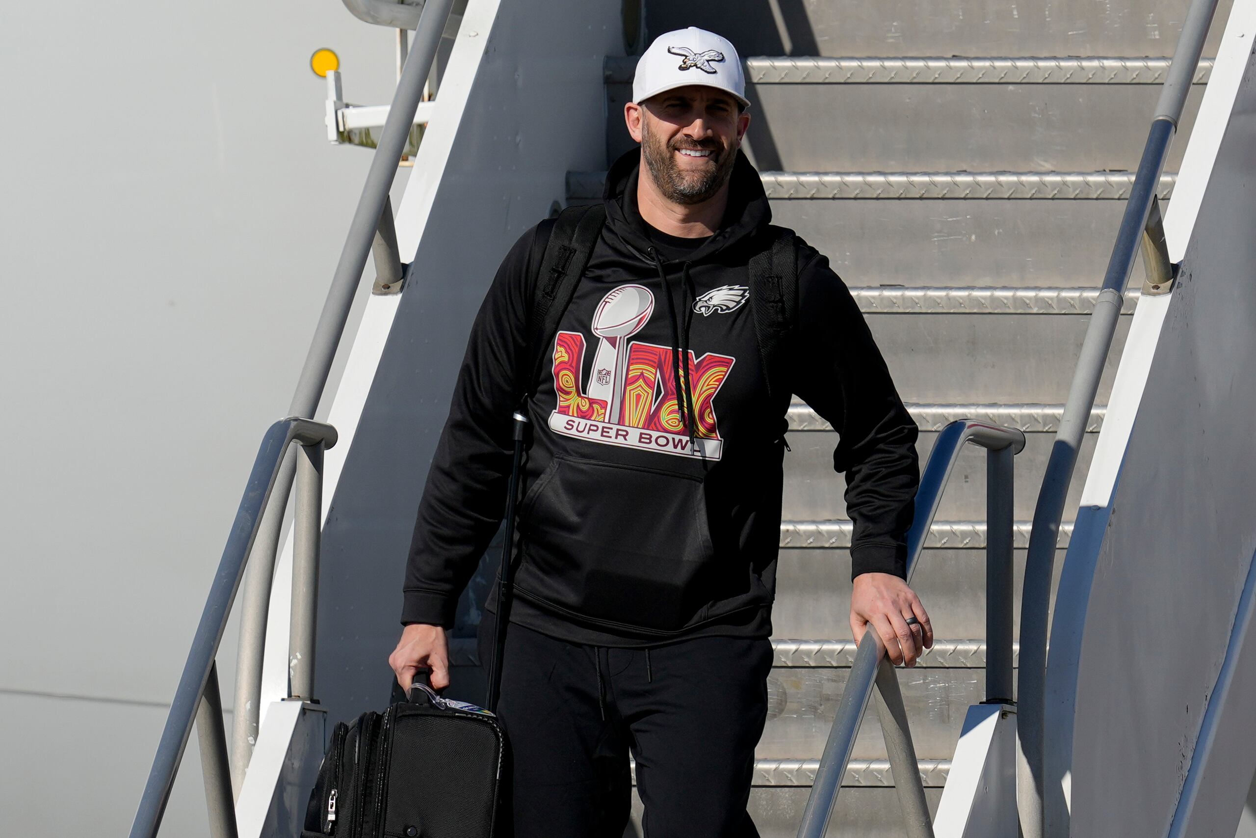 El entrenador en jefe de los Eagles de Filadelfia, Nick Sirianni, llega al aeropuerto internacional de Nueva Orleans, el domingo 2 de febrero de 2025, en Kenner, Luisiana, antes del partido de fútbol americano del Super Bowl 59 de la NFL entre los Eagles y los Chiefs de Kansas City. (AP Foto/David J. Phillip)