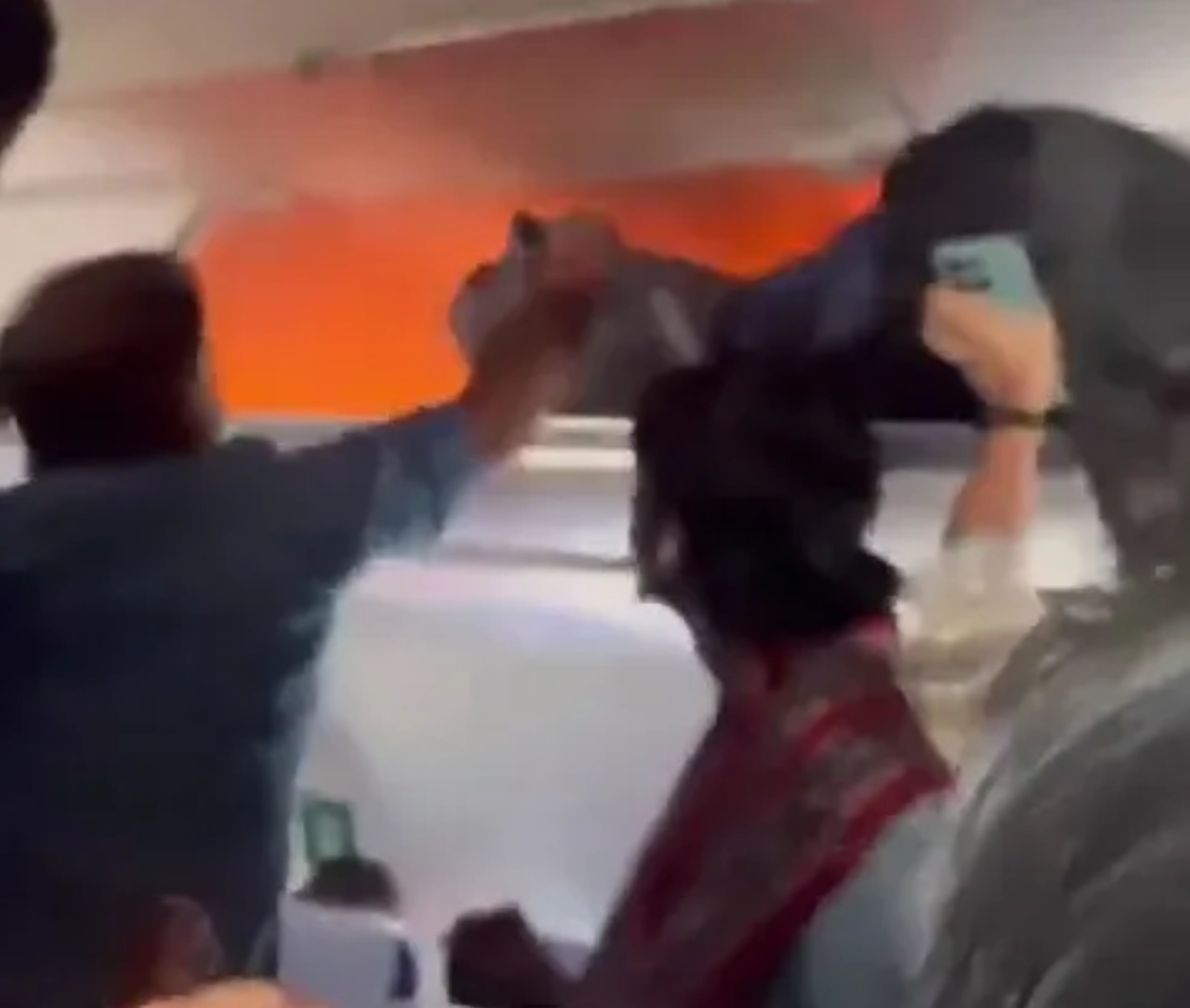 Imágenes del incidente muestran llamas intensas saliendo de uno de los compartimentos superiores destinados al equipaje de mano.