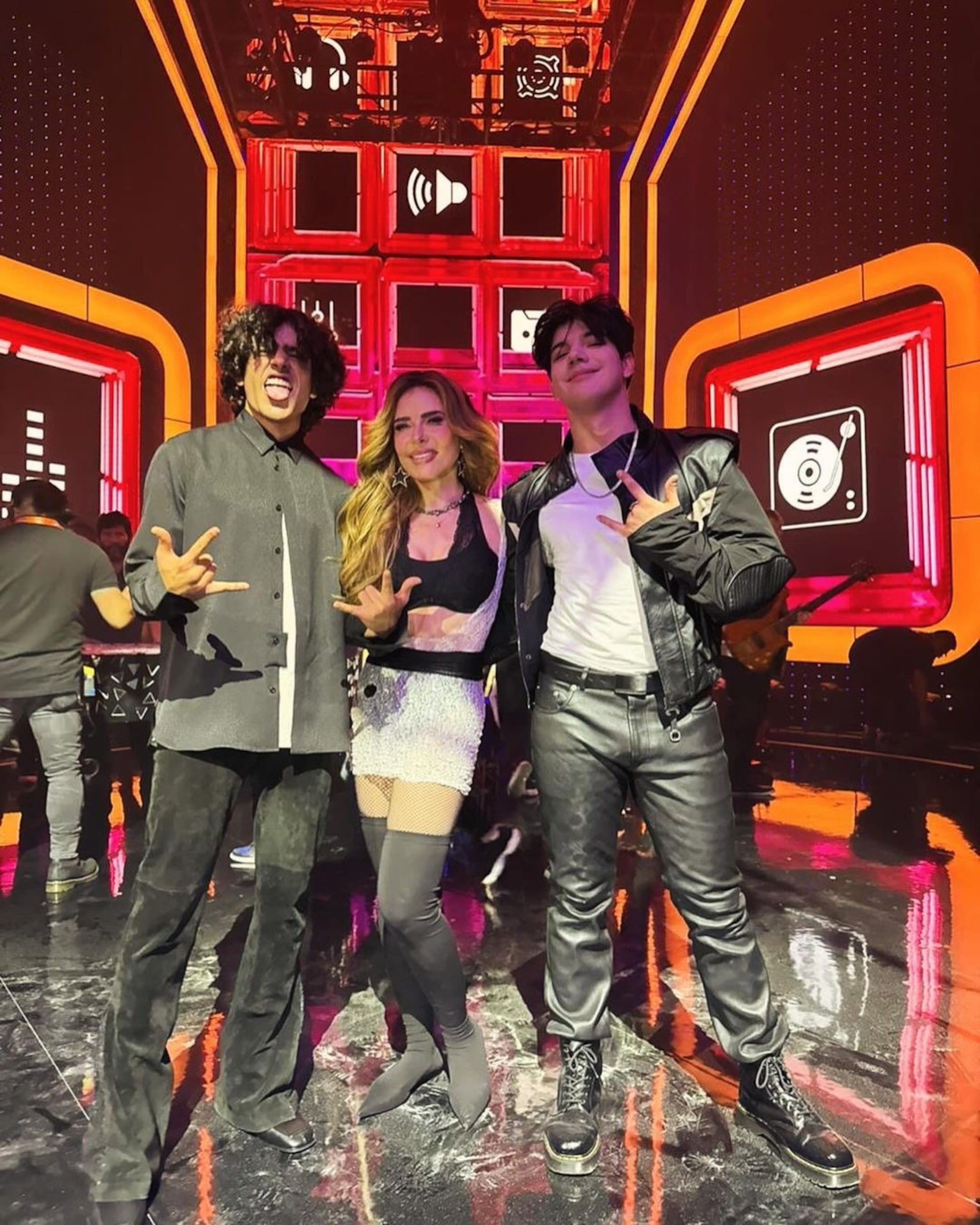 La mexicana interpretó "Celos" junto a su hijo mayor y luego "Intensamente" con Ángel Gabriel y Miguel Armando.