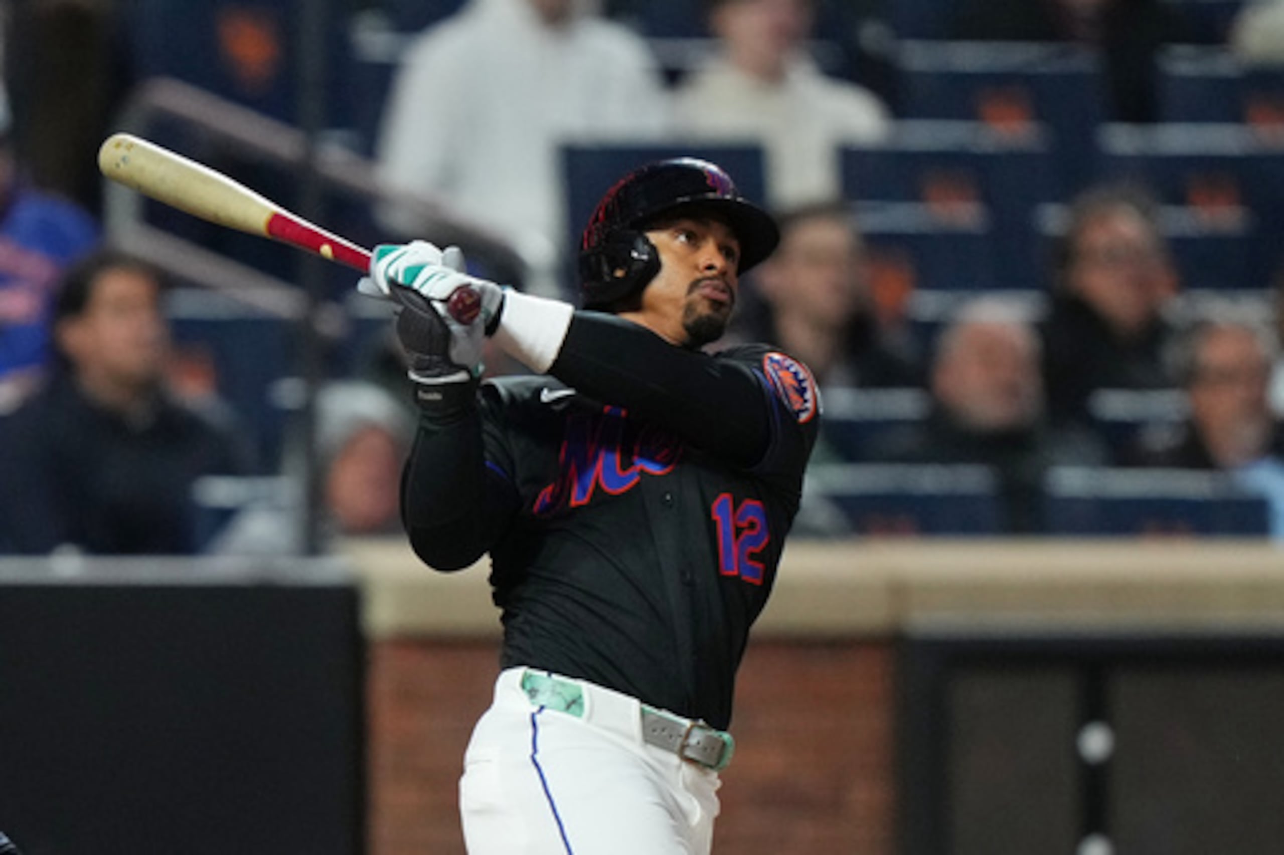 Francisco Lindor, de los Mets de Nueva York, sigue adelante con un jonrón de tres carreras durante la tercera entrada de un partido de béisbol contra los Mellizos de Minnesota el martes 21 de abril de 2026, en Nueva York. (AP Photo/Frank Franklin II)