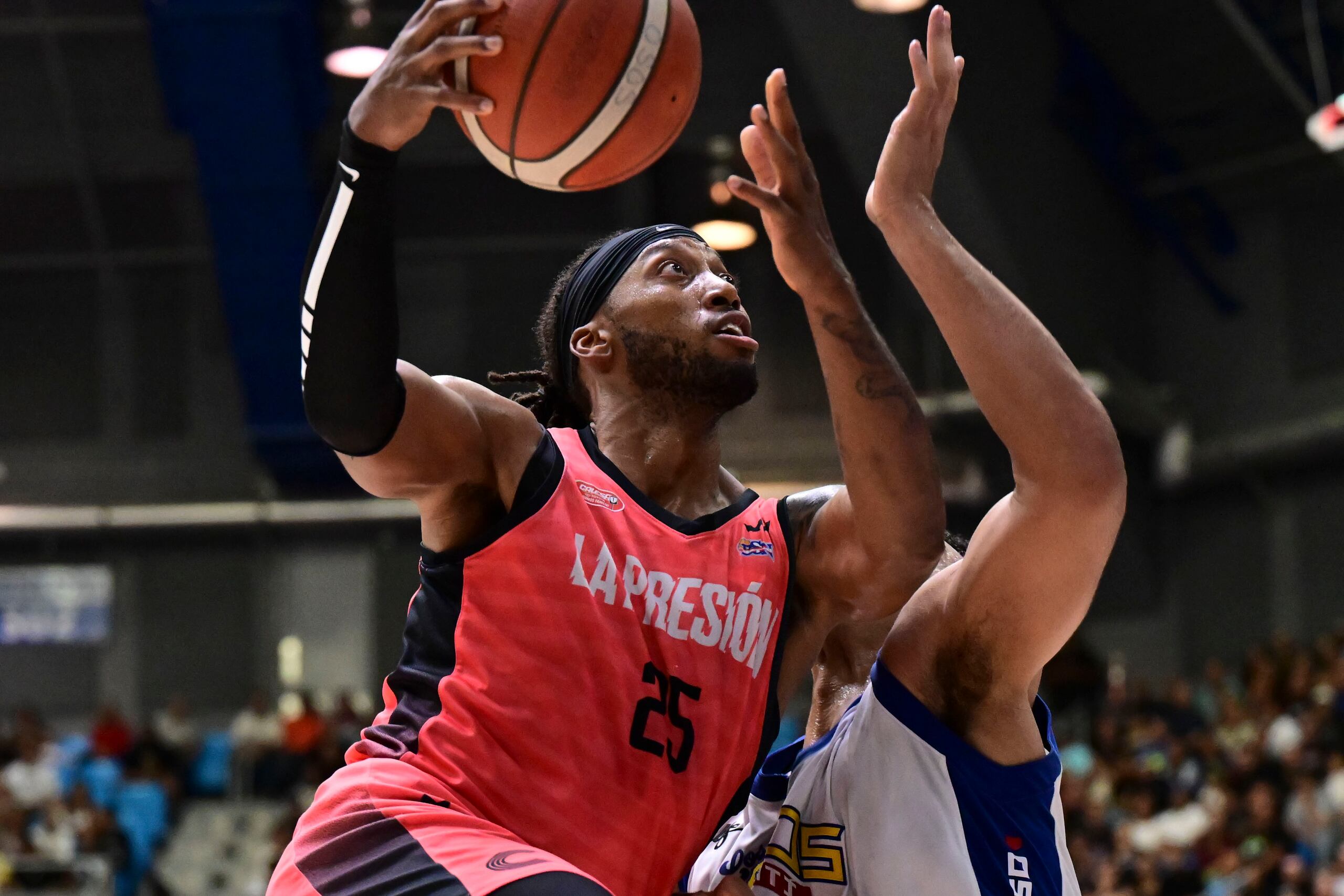 Akil Mitchell, de los Criollos de Caguas, ataca el canasto durante el sexto juego de la final 2024 del BSN.