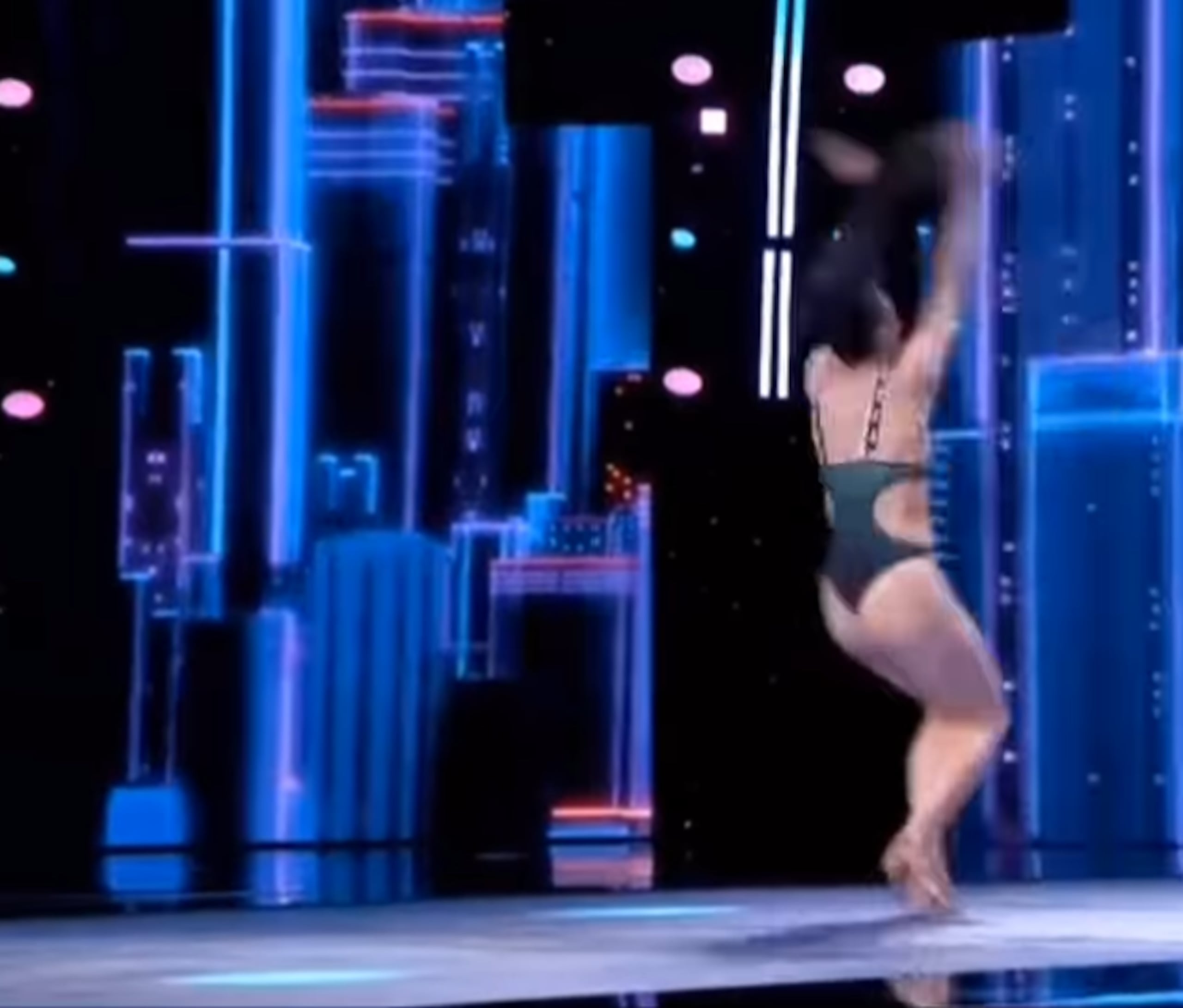 Miss Grand Japón mientras intentaba hacer una pirueta.