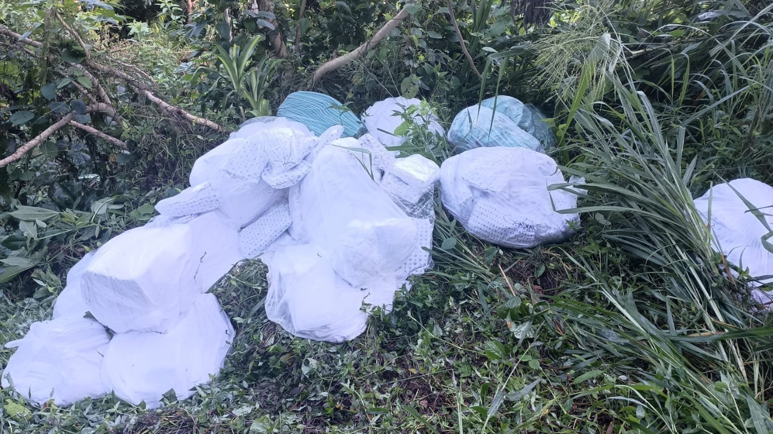 Parte de la mercancía de los dos camiones de la compañía King Uniforms que fueron hurtados de sus instalaciones en el del barrio Santana, en Arecibo, fue recuperada.