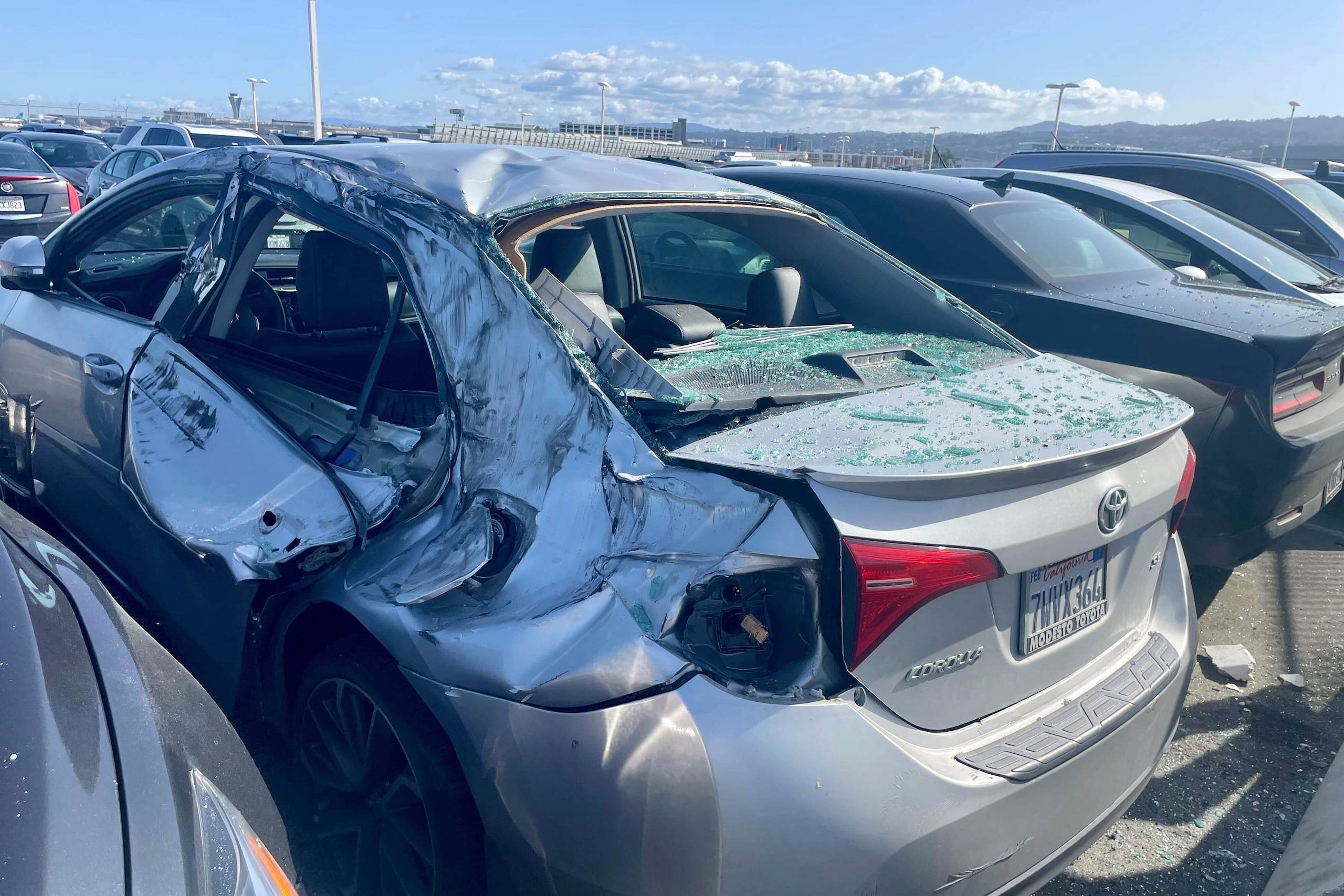 Otro avión similar de United Airlines perdió una rueda tras despegar del aeropuerto de San Francisco en marzo, causando destrozos a varios vehículos en un estacionamiento cercano al aeropuerto.