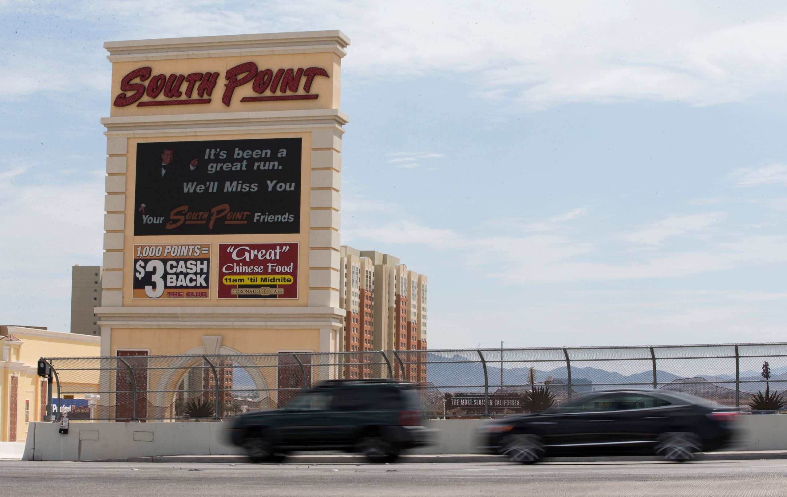 Vehículos circulan frente al Hotel Casino y Spa South Point, el 4 de septiembre de 2017, en Las Vegas. (Erik Verduzco/Las Vegas Review-Journal via AP, Archivo)