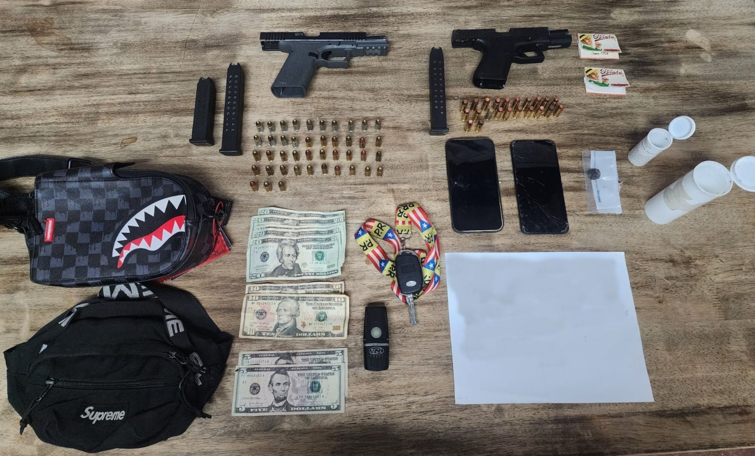 División de Inteligencia de Vehículos Hurtados de Fajardo, diligenciaron una orden allanamiento el sector Lucila Franco, en Vieques, donde arrestaron a dos hombres y una mujer.