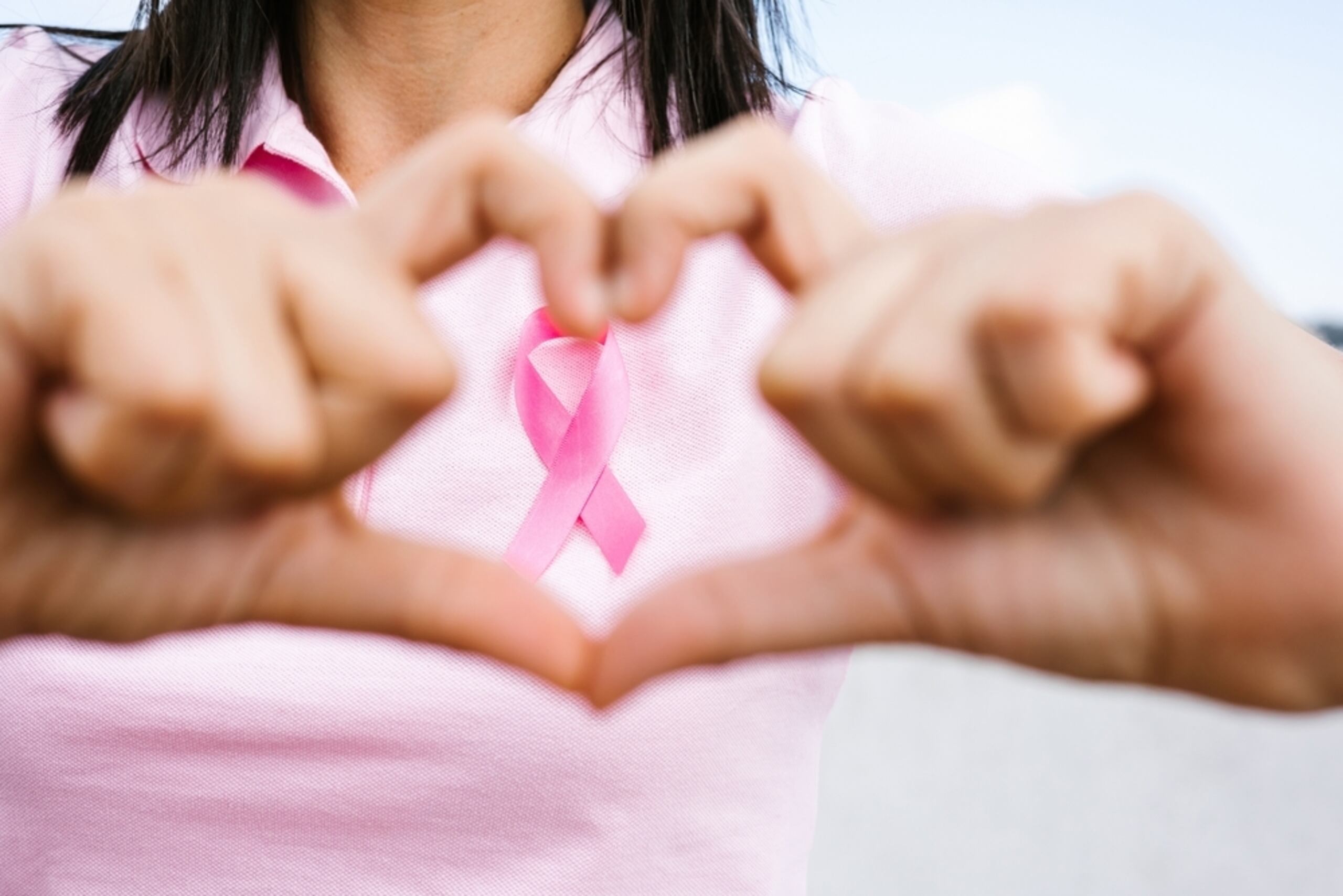 Existen varios factores que pueden aumentar el riesgo de desarrollar cáncer de seno. Algunos de ellos no pueden ser modificados, mientras que otros sí, lo que da la oportunidad de intervenir de manera preventiva.