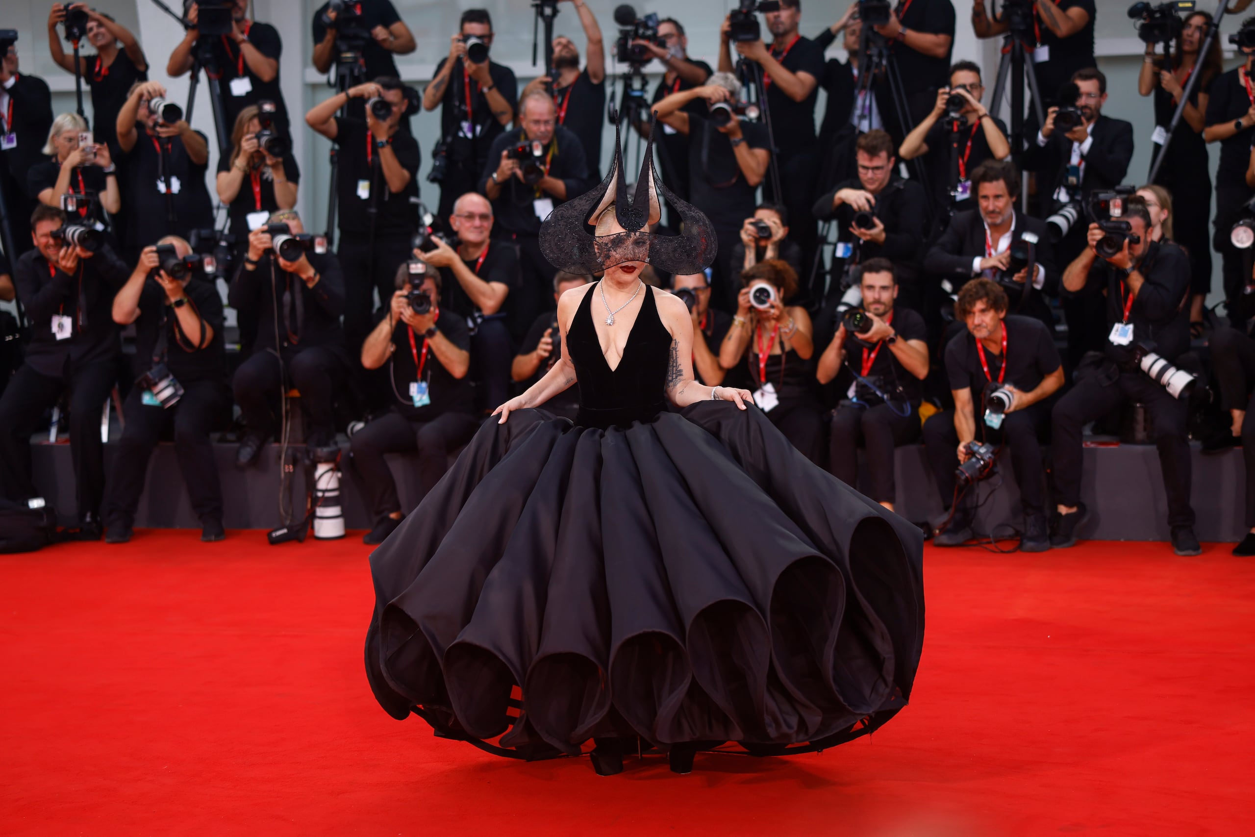 Lady Gaga posa para los fotógrafos a su llegada al estreno de la película 'Joker: Folie A Deux' durante la 81.ª edición del Festival de Cine de Venecia en Venecia, Italia. (Foto de Vianney Le Caer/Invision/AP)