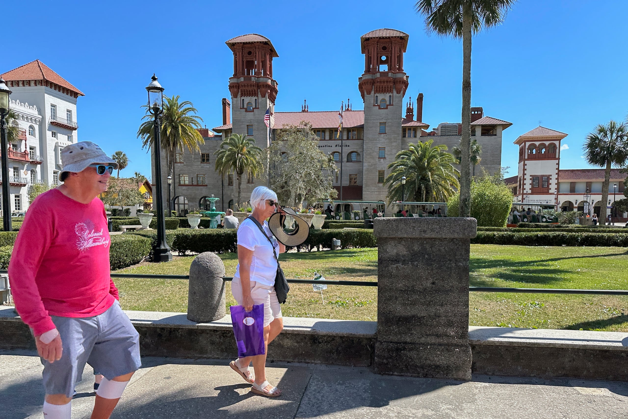 En esta fotografía del jueves 13 de marzo de 2025, dos personas caminan por el centro histórico de St. Augustine, Florida, que en la década de 2020 se ha convertido en un destacado centro de trabajo a distancia en Estados Unidos. (AP Foto/Mike Schneider).