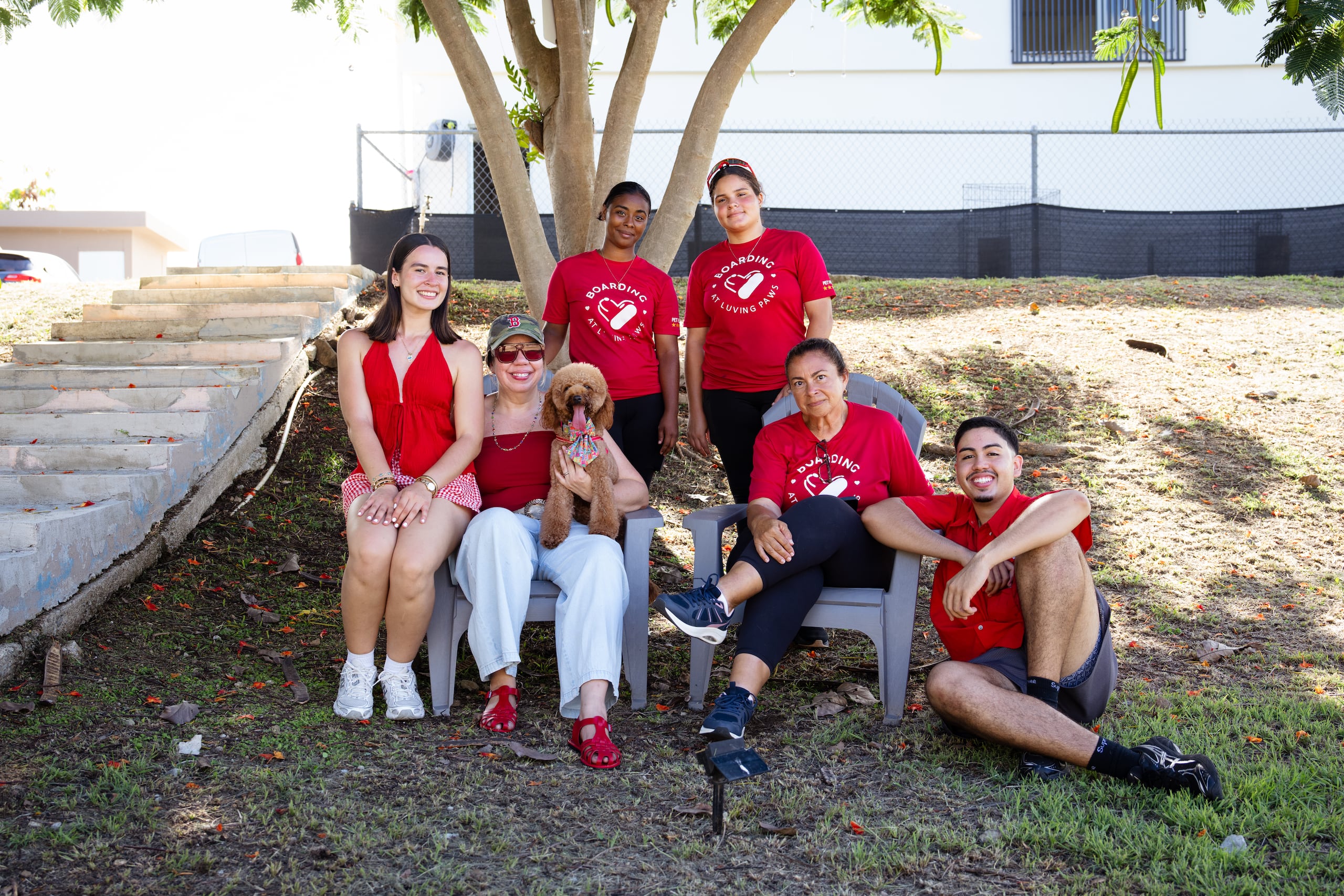 Integrantes del equipo de la marca puertorriqueña Toy Doggie y de Luving Paws Foundation se unieron para impulsar la campaña “Super Doggies”, orientada a promover la adopción responsable de animales rescatados en la Isla.