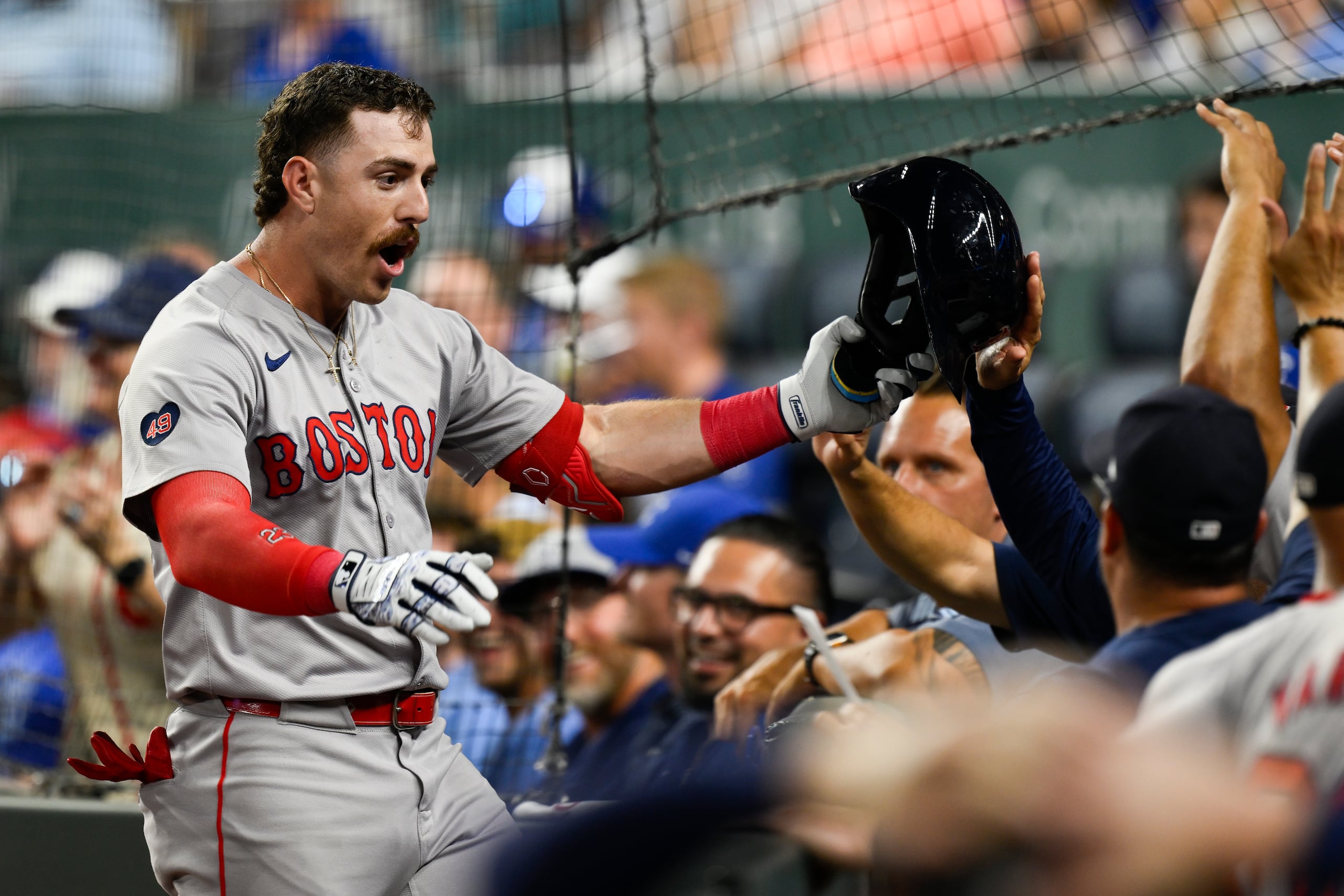 Romy González, de los Red Sox de Boston, celebra su jonrón de tres carreras durante la séptima entrada del juego de béisbol en contra de los Royals de Kansas City, el lunes 5 de agosto de 2024.