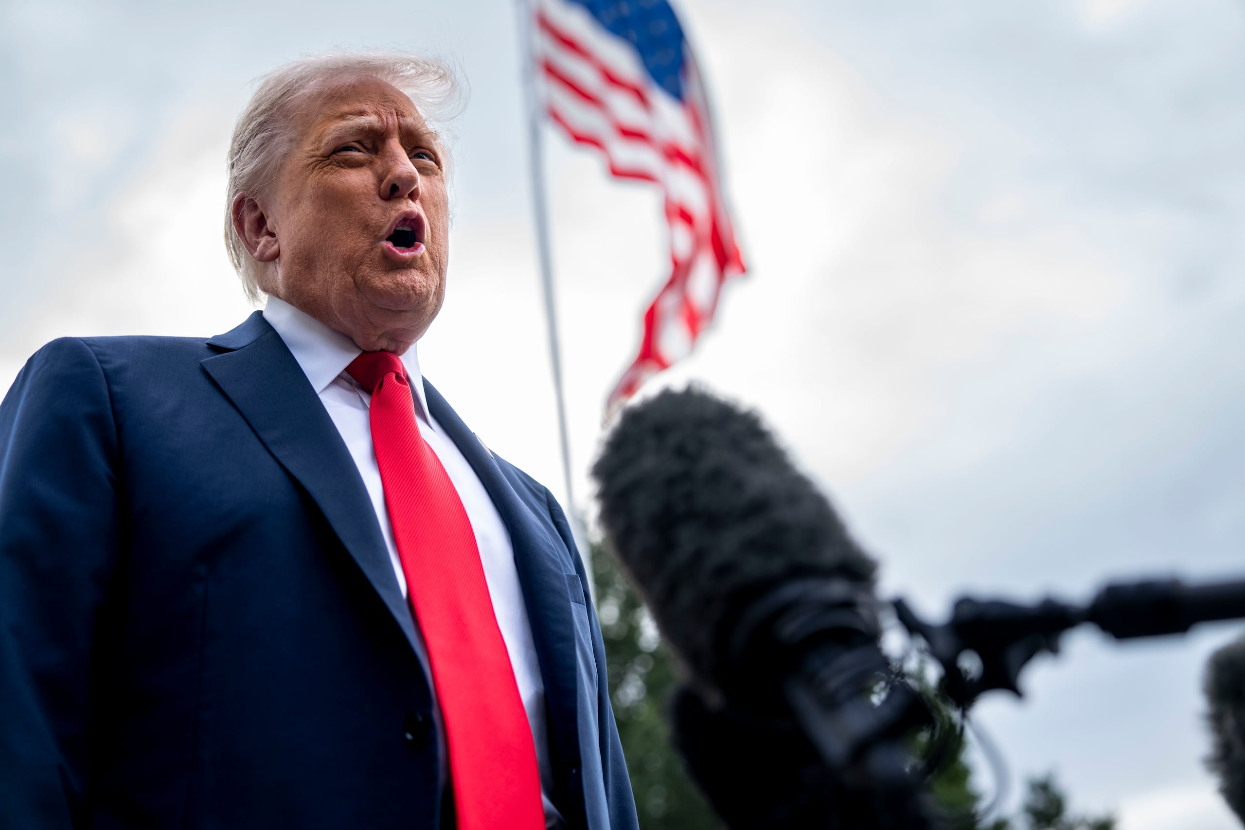 Trump presentó este martes una demanda por difamación de 15,000 millones de dólares contra The New York Times y la editorial Penguin Random House.
