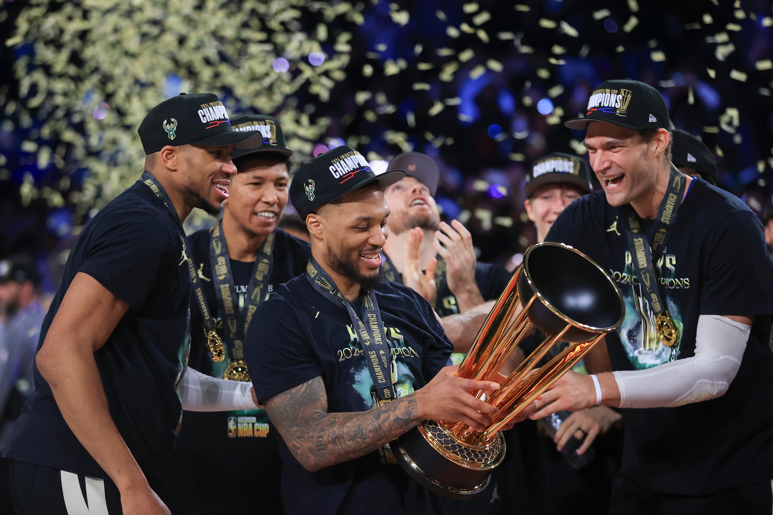 Giannis Antetokounpo, Damian Lillard y Brook López, de los Bucks de Milwaukee, festejan tras ganar la final de la NBA Cup ante el Thunder de Oklahoma City, el martes 17 de diciembre de 2024 en Las Vegas.