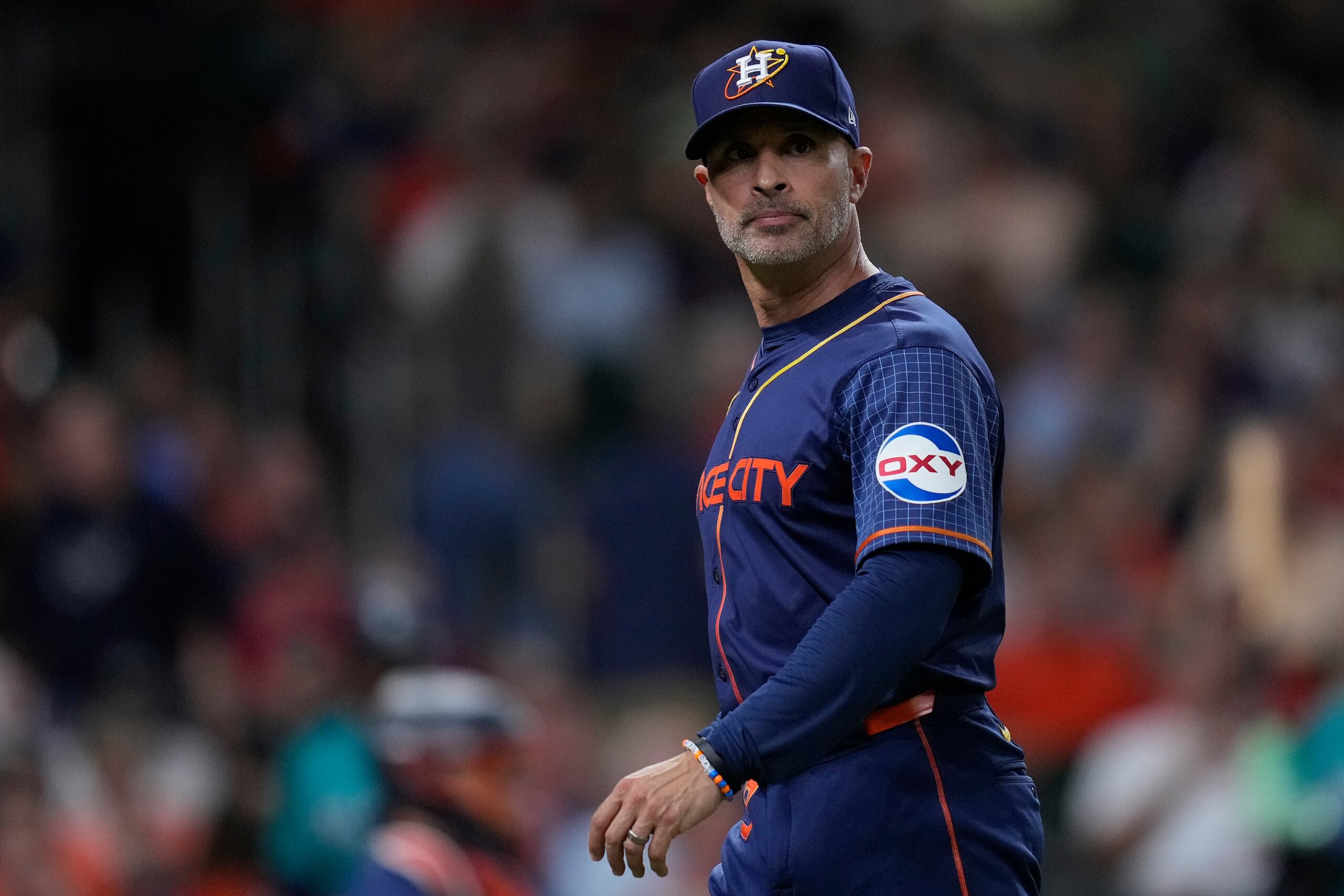Joe Espada, mánager de los Astros de Houston, se dirige de vuelta al dugout durante el juego contra los Mariners de Seattle.