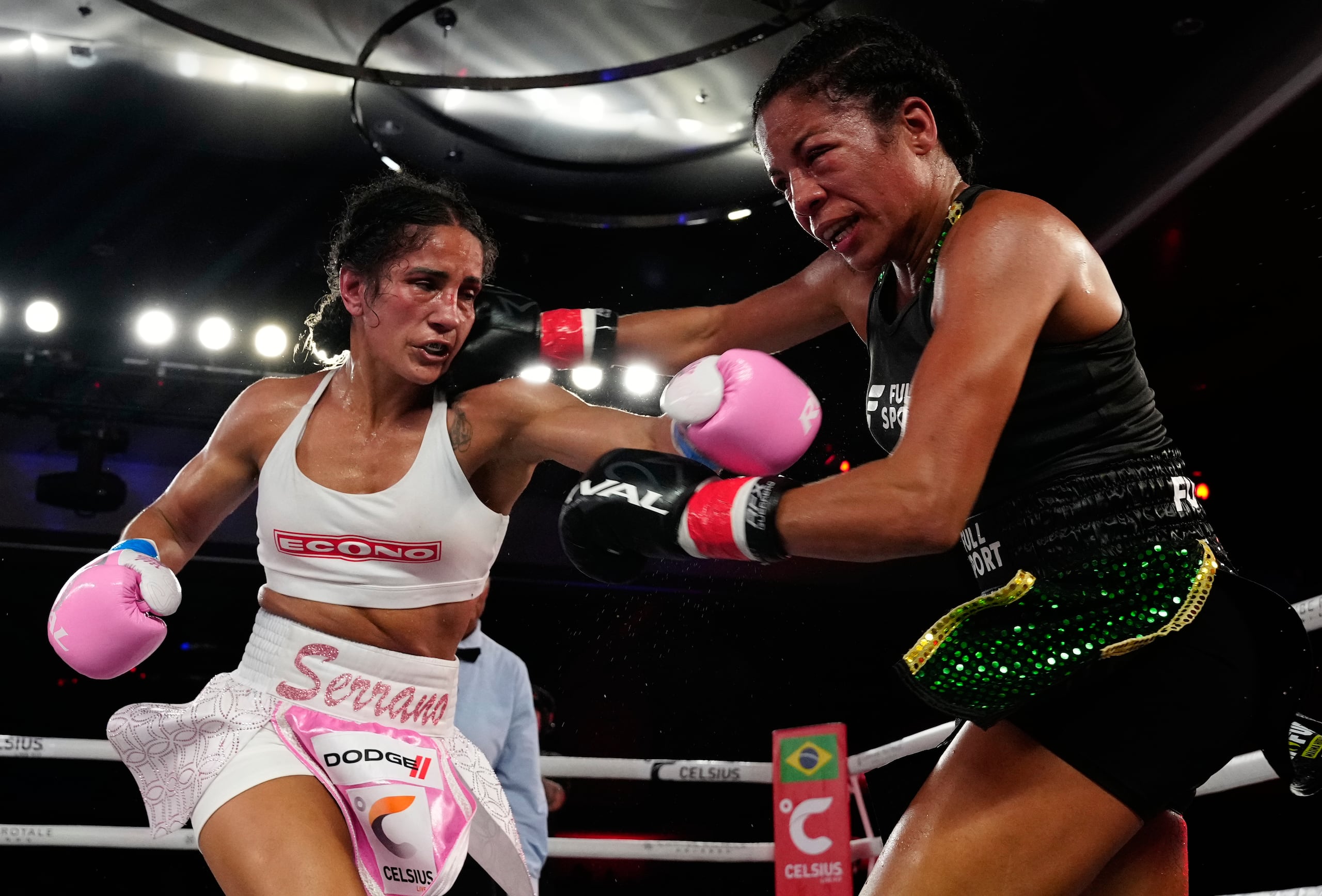 El pasado octubre, Amanda Serrano (izquierda) superó a Danila Ramos por decisión unánime.