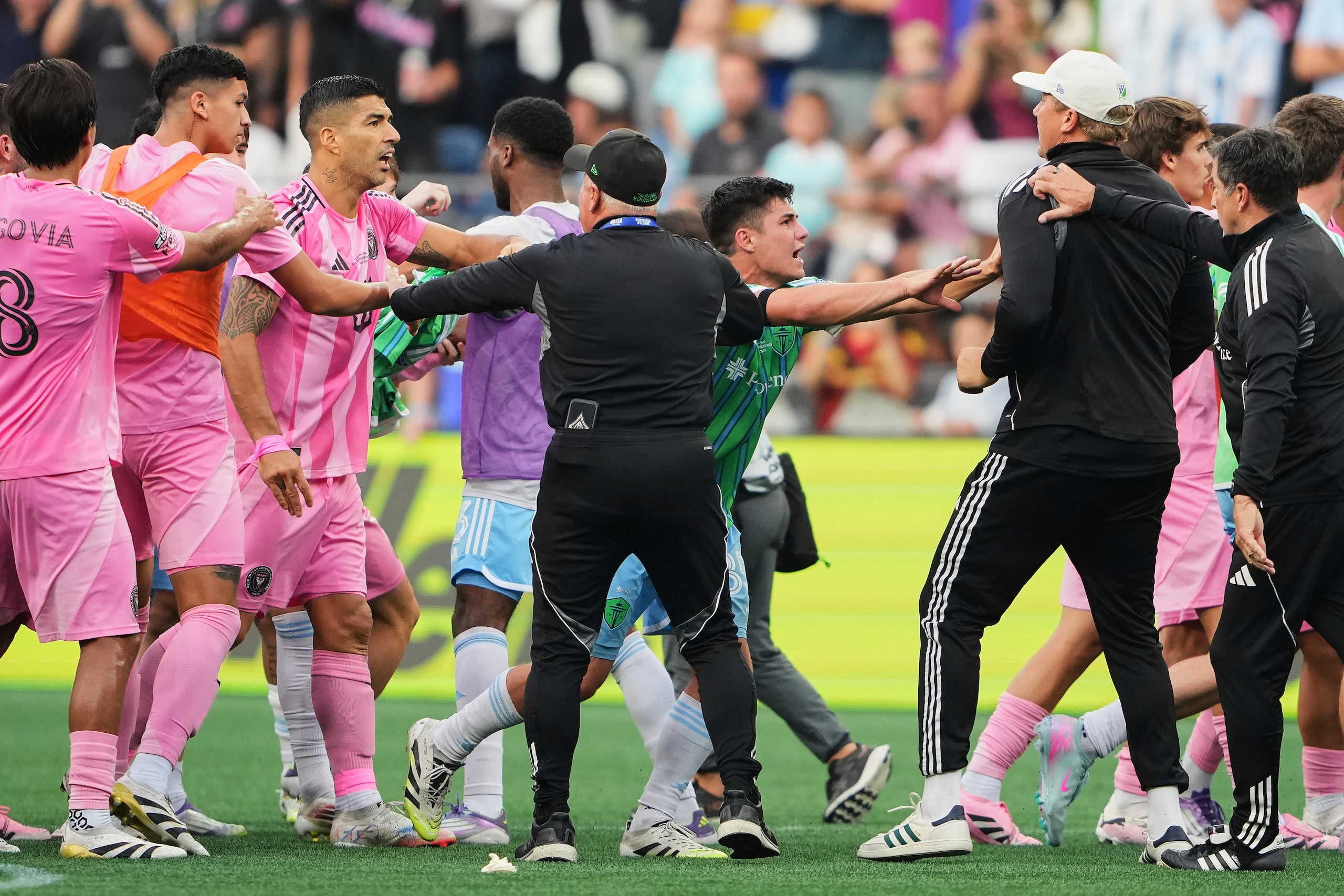 El uruguayo Luis Suárez (tercero de izquierda a derecha), se enfrenta a jugadores y cuerpo técnico de los Sounders de Seattle, tras la final de la Leagues Cup, el domingo 31 de agosto de 2025.