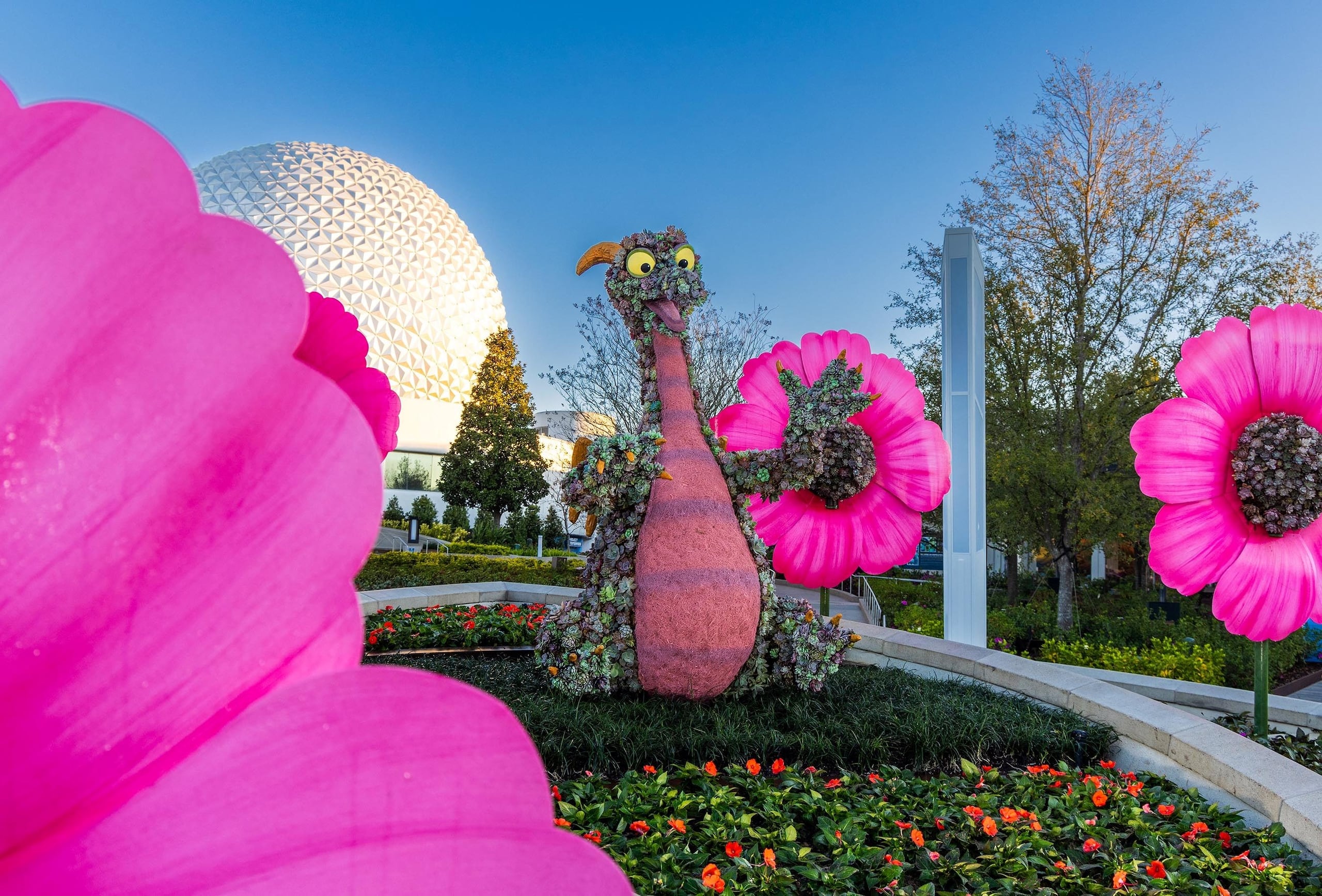 Walt Disney World Resort en Florida da la bienvenida a la temporada primaveral con increíbles topiarios, gastronomía inspiradora, entretenimiento diverso y exposiciones interactivas.