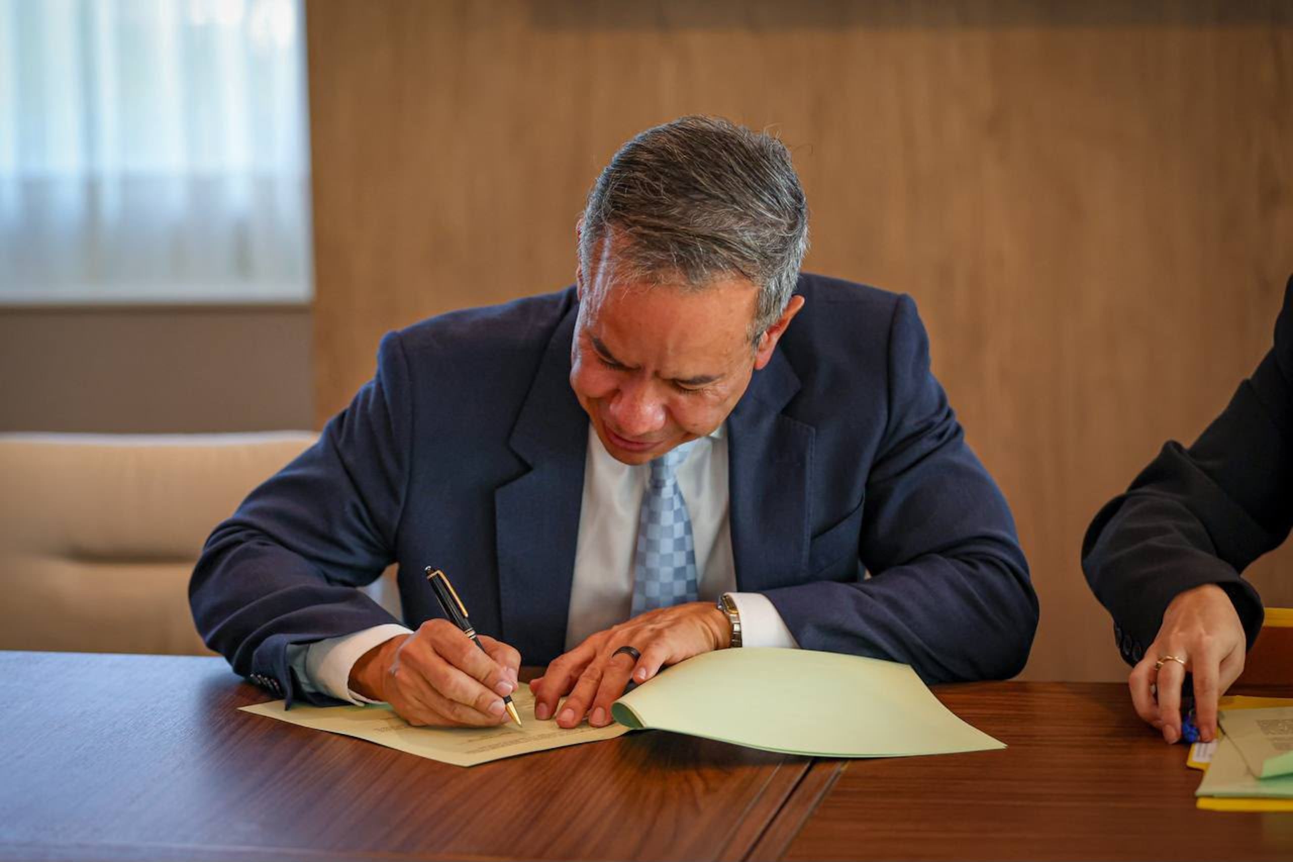 El alcalde de San Juan, Miguel Romero Lugo, celebró la firma de la transacción que da paso al refinanciamiento de la deuda del municipio.