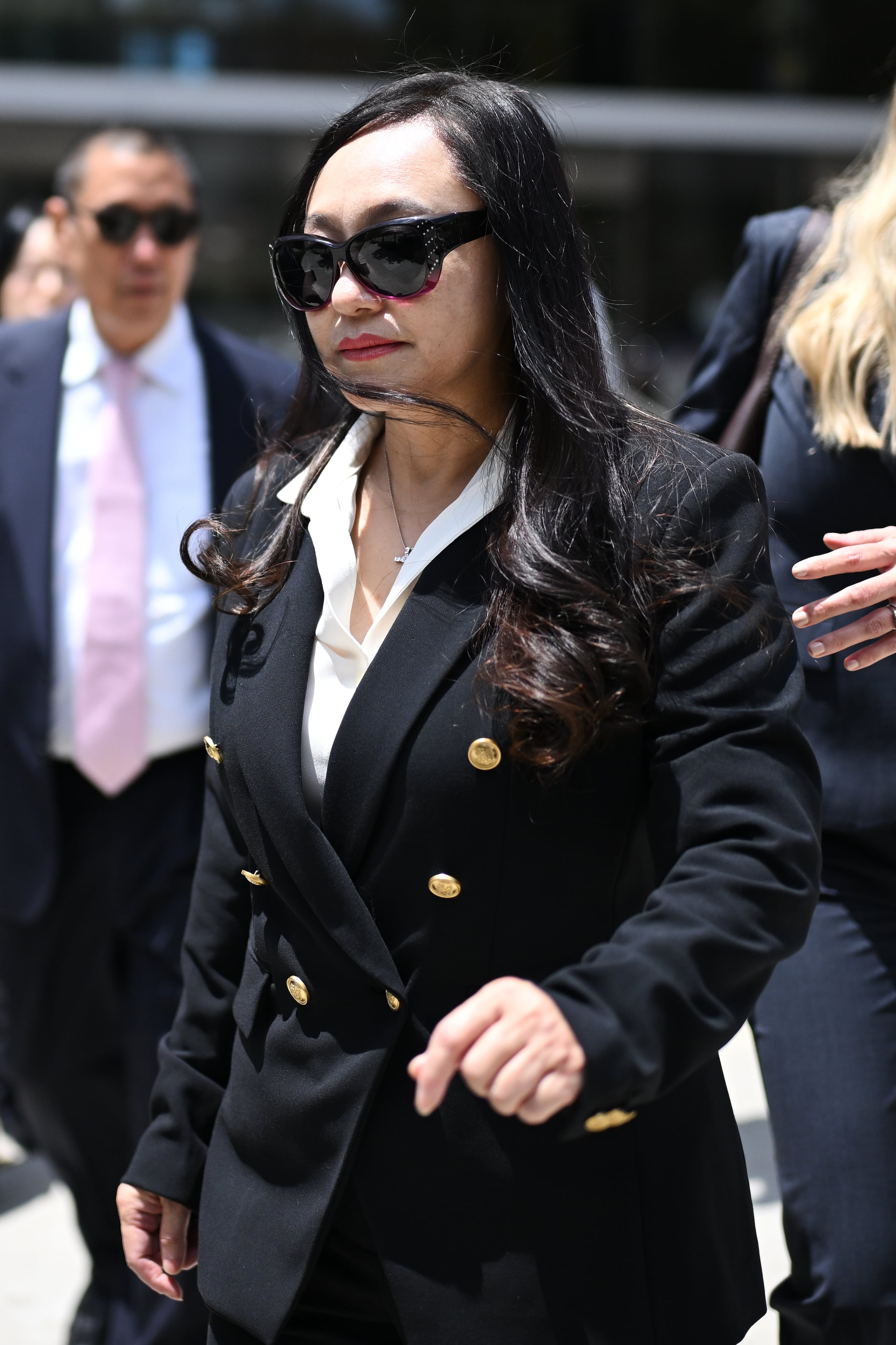 Eileen Wang, exalcaldesa de Arcadia, California, sale del tribunal federal tras declararse culpable de los cargos de actuar como agente ilegal del gobierno chino. (Foto de AP/William Liang)