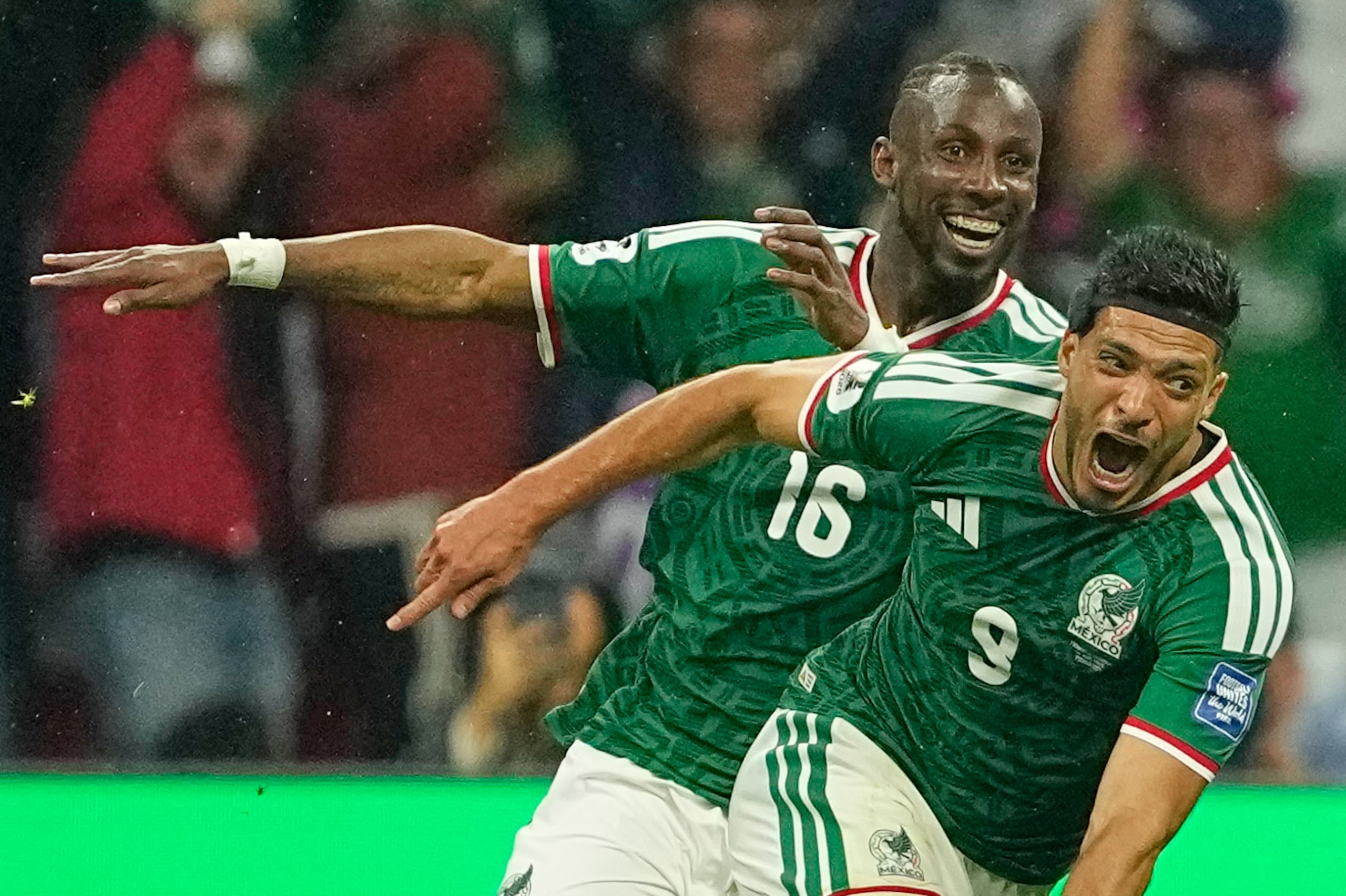Raul Jimenez celebra con su compañero Julian Quinones después de marcar un gol ante Ecuador.