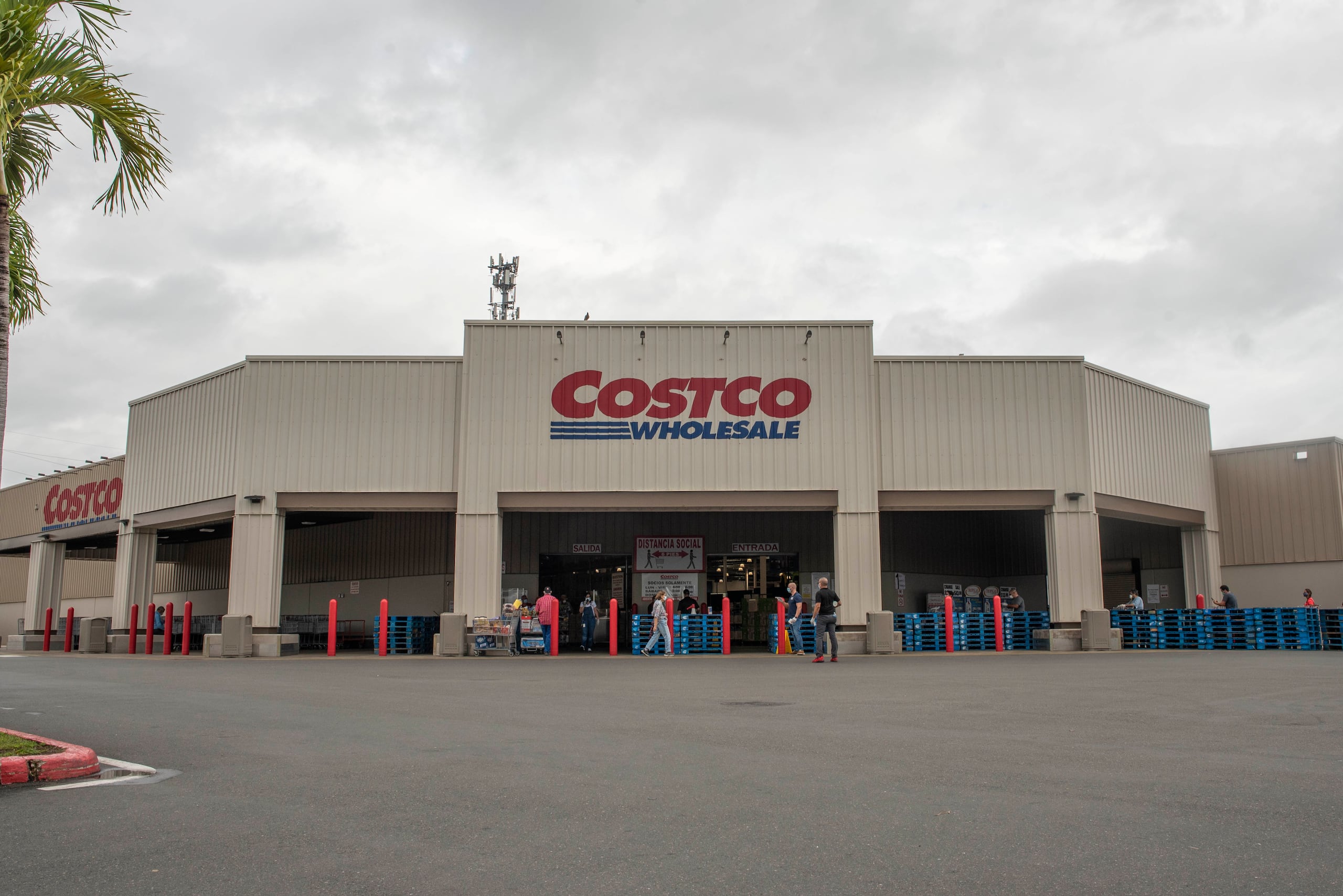 Exterior de la tienda Costo Wholesale en Bayamón.