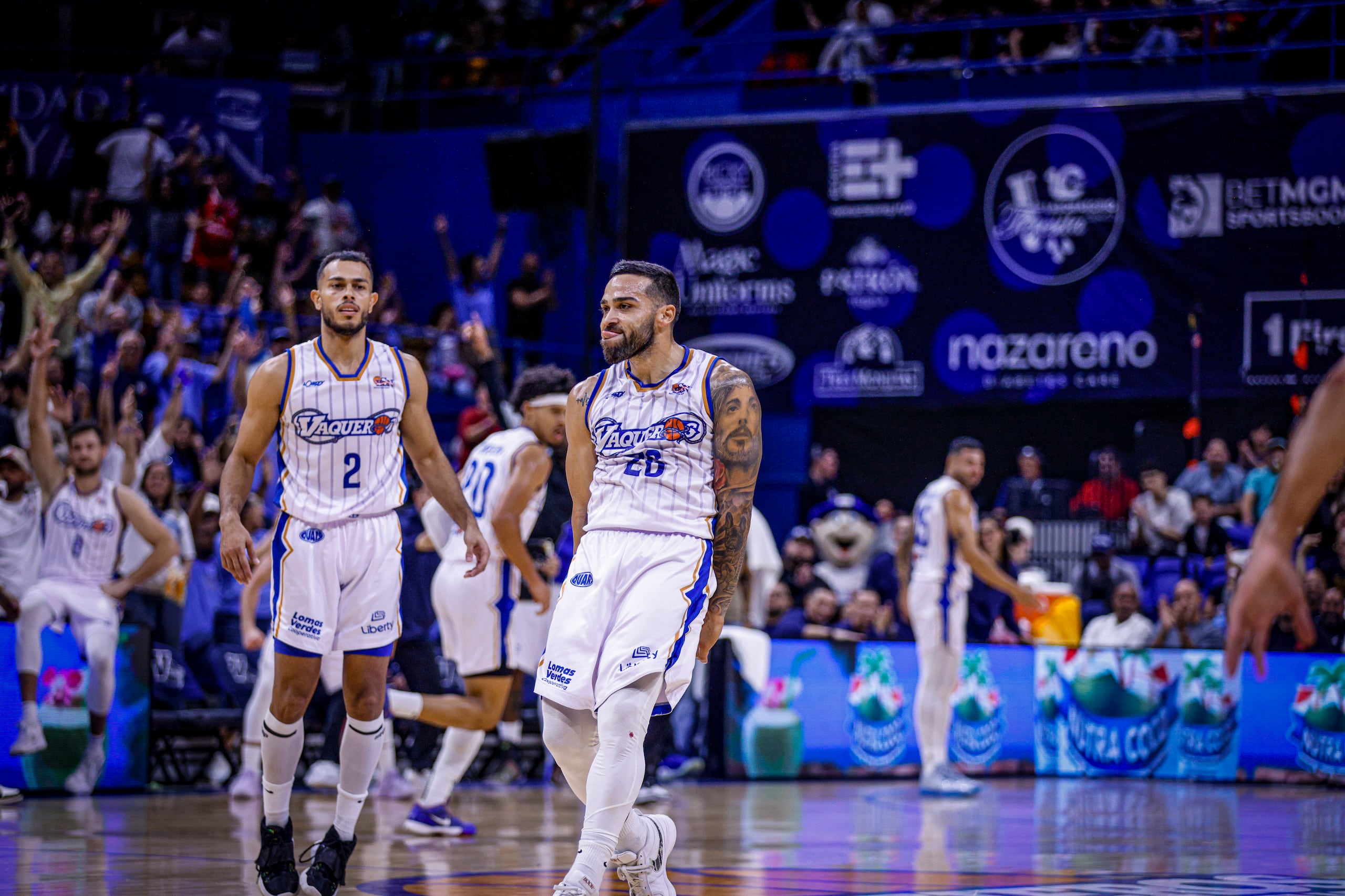 Raymond Cintrón, de los Vaqueros, celebra un triple contra los Mets.
