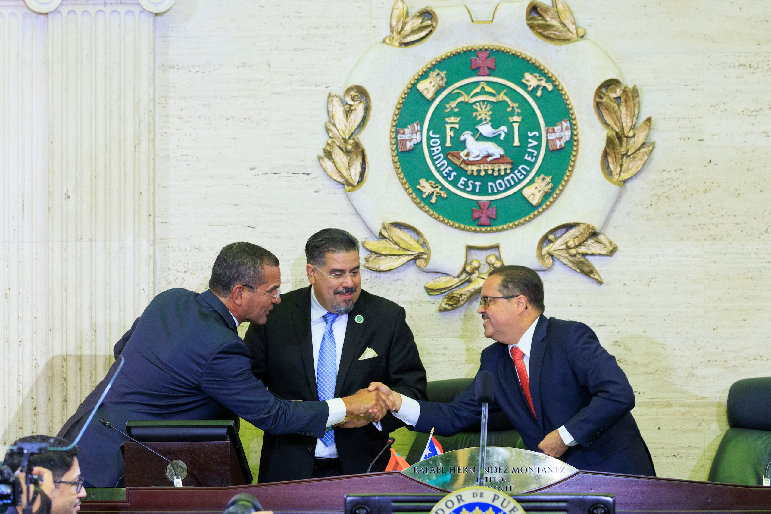 El gobernador Pedro Pierluisi saluda a Rafael " Tatito " Hernández, presidente de la Cámara de Representantes, y a José Luis Dalmau Santiago, presidente del Senado, tras un mensaje en el Capitolio.