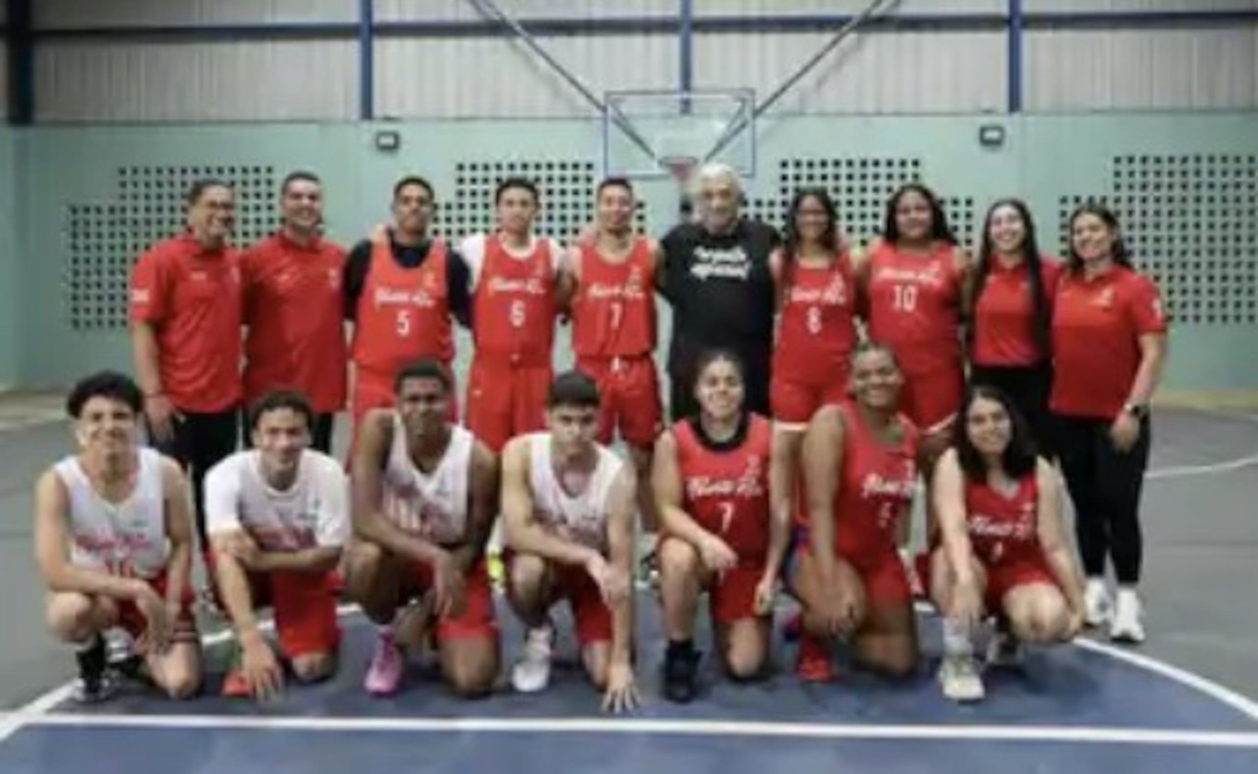 Los integrantes de la preselección nacional posan con Flor Meléndez, quien les está ayudando en su preparación.