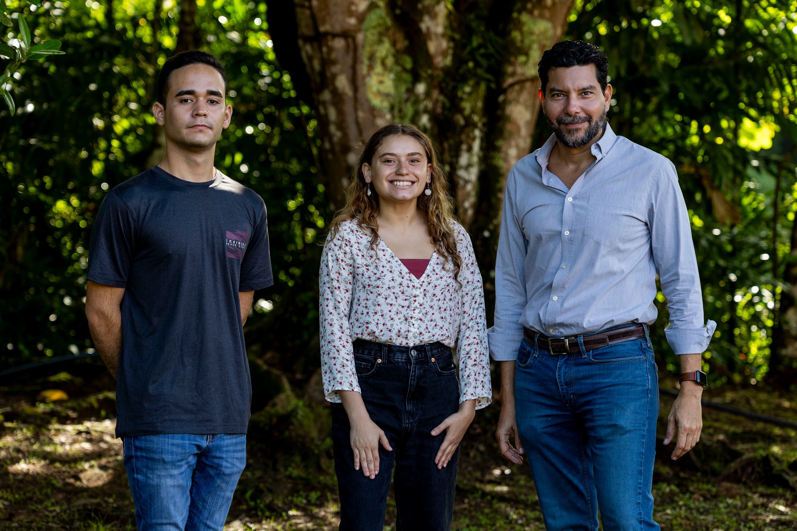 Desde la izquierda, los estudiantes Darisag de Jesús y Naishka Rodriguez Rojas, junto al profesor Javier Lugo Pérez.