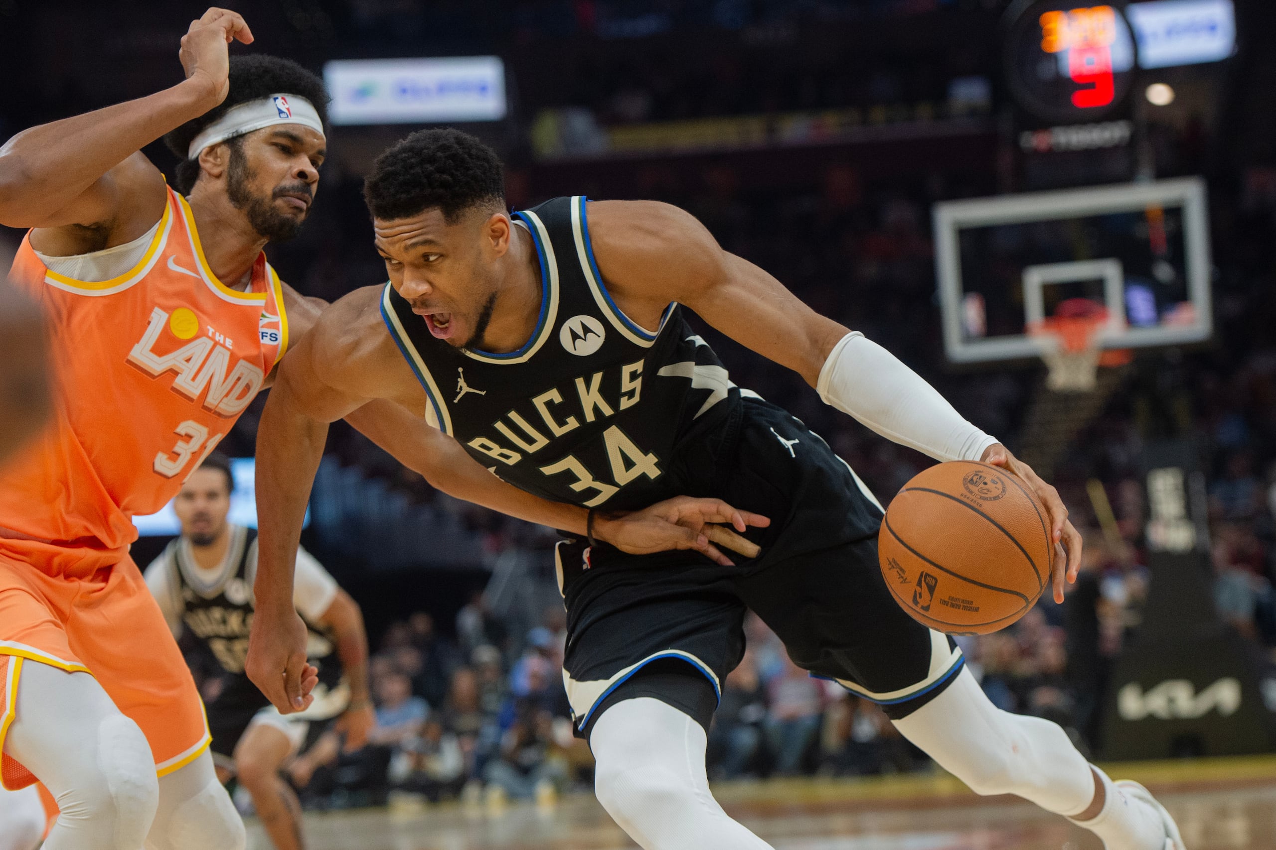 Giannis Antetokounmpo (34), de los Bucks de Milwaukee, lleva el balón frente a Jarrett Allen, de los Cavaliers de Cleveland, durante la primera mitad del juego de baloncesto de la NBA.
