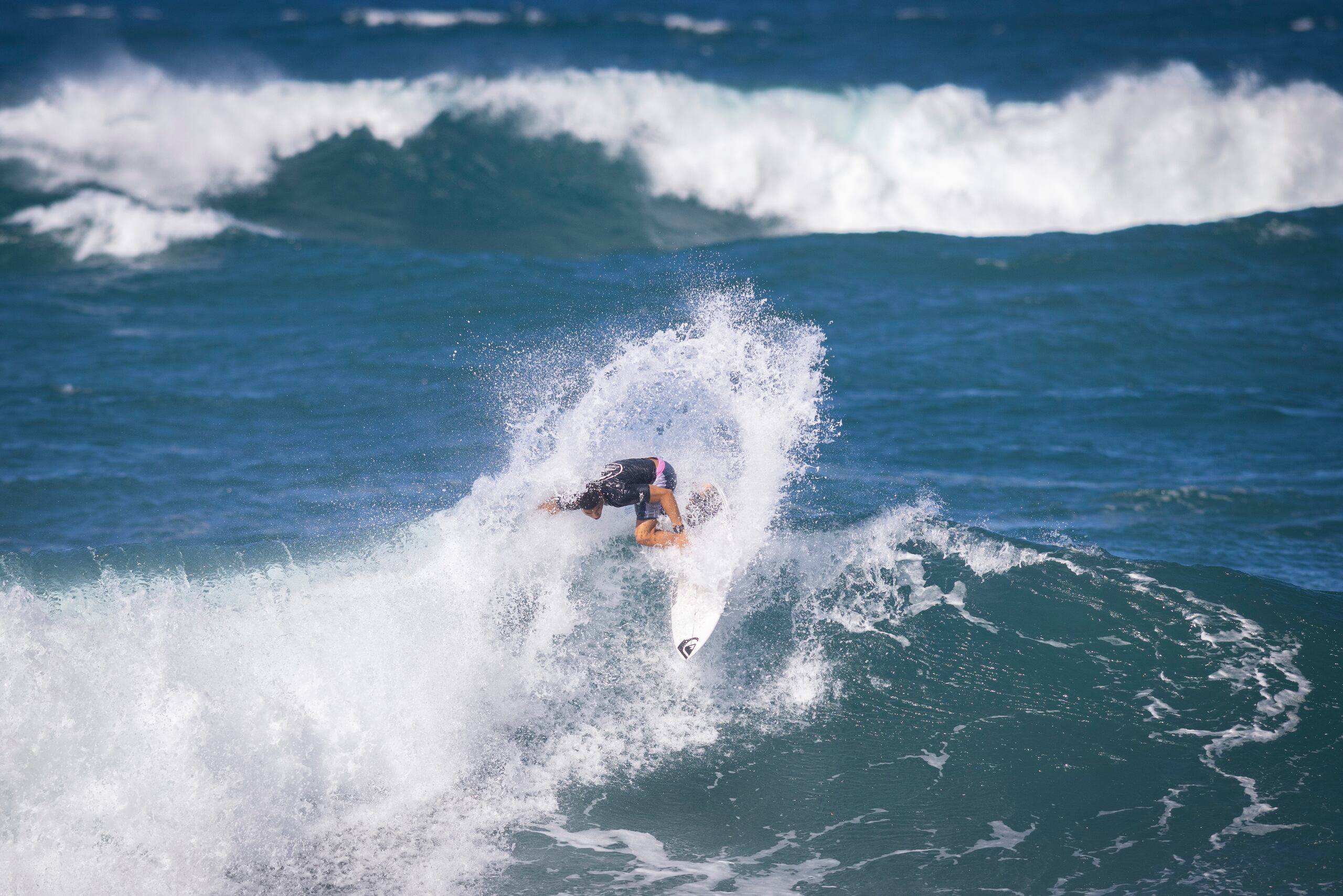 El israelí Ido Hajaj
aparece aquí en una ejecución realizada durante el evento que permitió participación de surfers que están en Puerto Rico para participar a partir del 22 de febrero en el Mundial de Surfing.