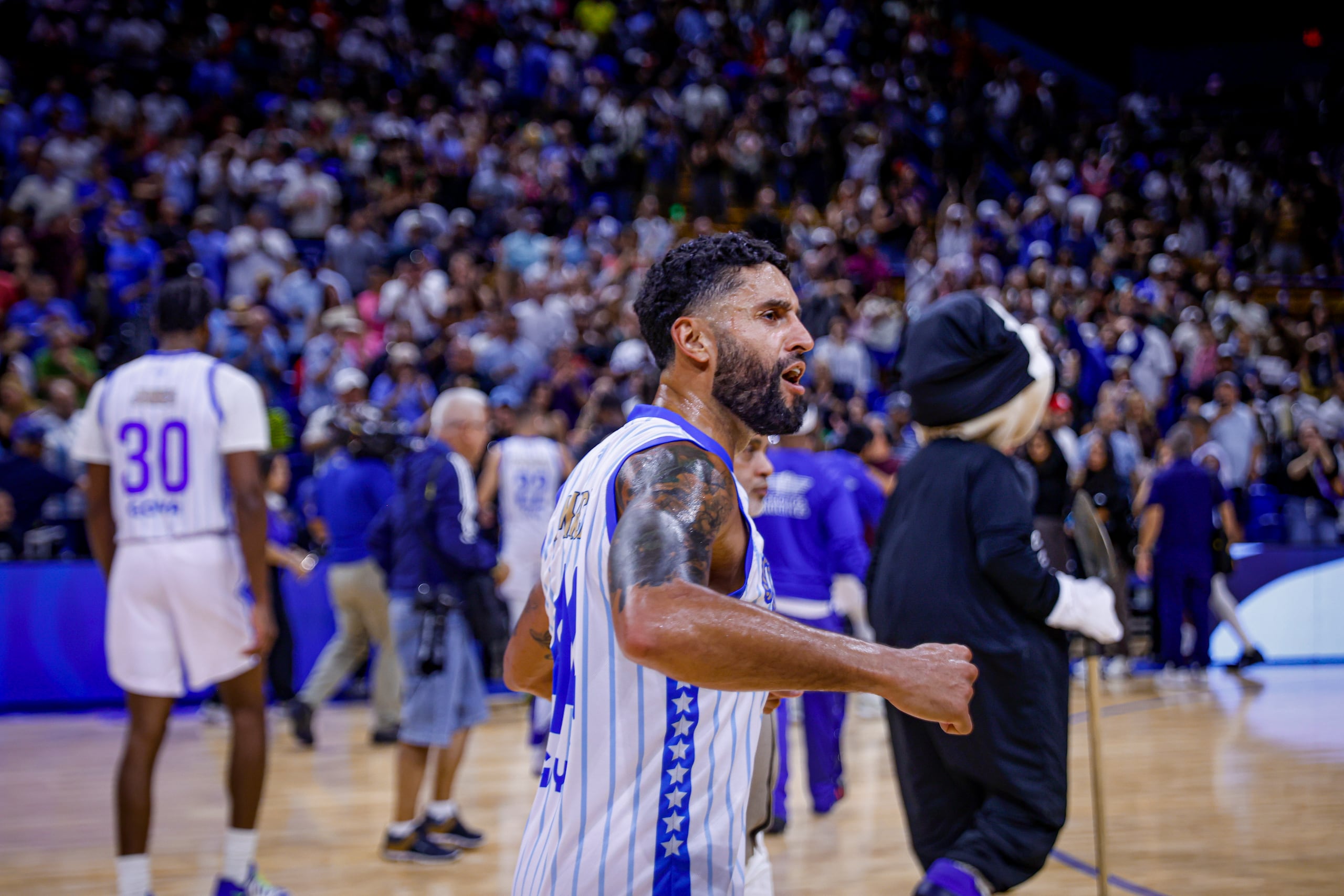 Javier Mojica celebra luego del pase de los Vaqueros de Bayamón a la final de la Conferencia A del BSN.
