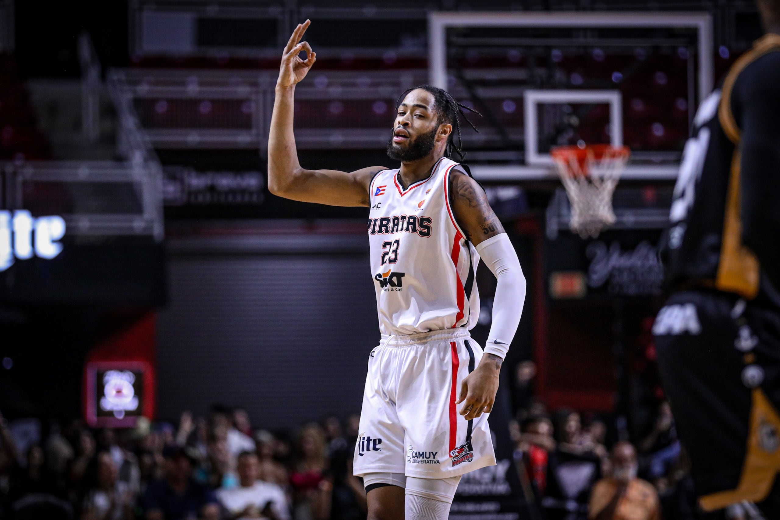 Phillip Wheeler, de los Piratas de Quebradillas, festeja después de anotar un triple frente a los Capitanes de Arecibo.