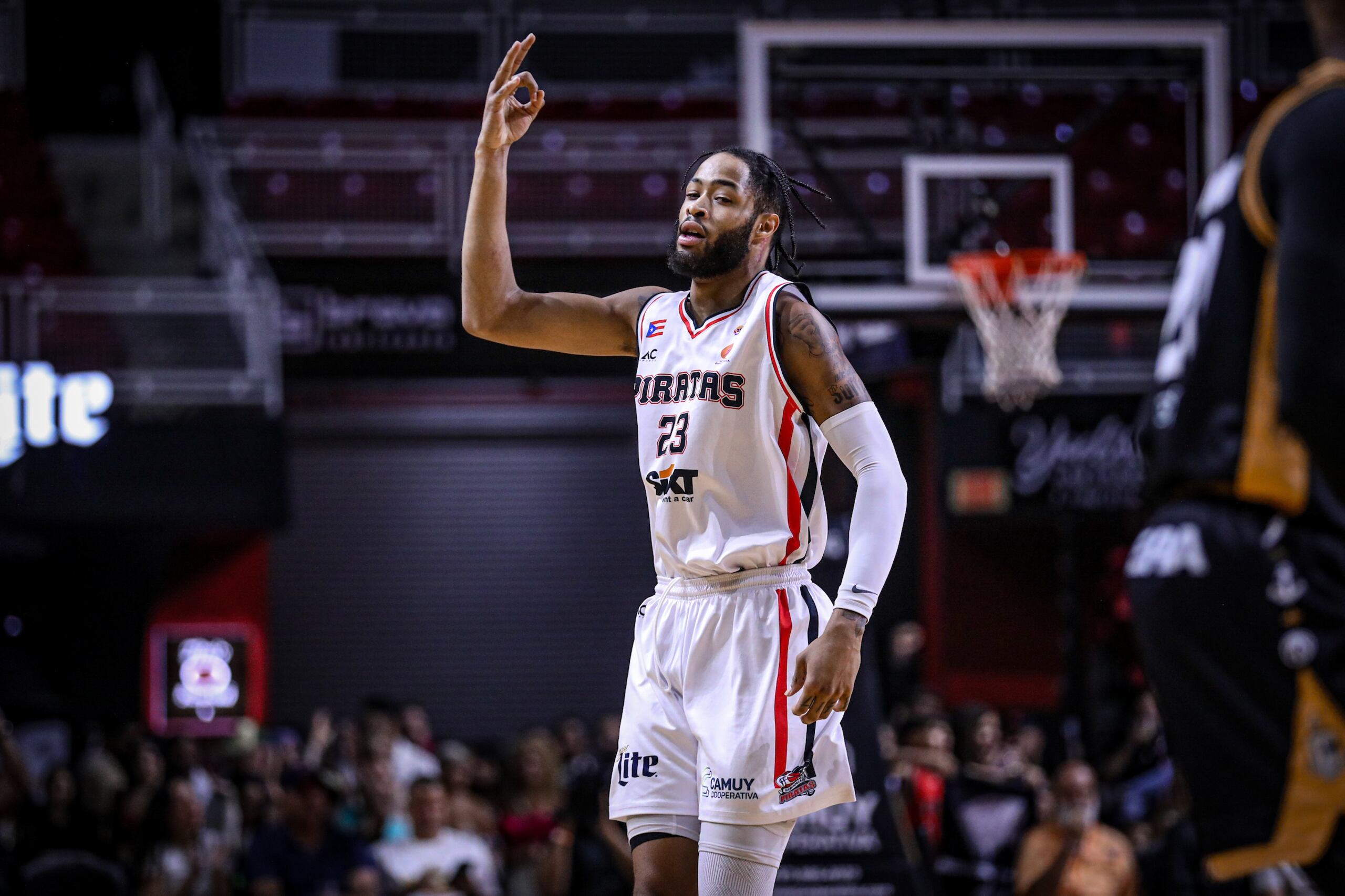 Phillip Wheeler, de los Piratas de Quebradillas, festeja después de anotar un triple frente a los Capitanes de Arecibo en la temporada 2024 del BSN.