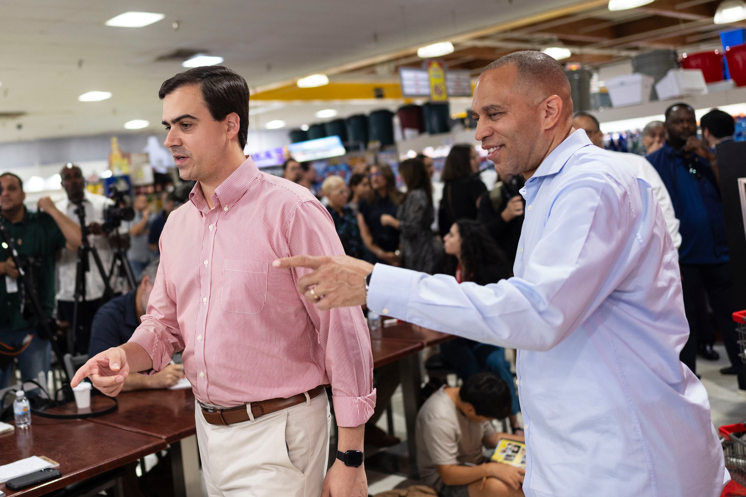 Hernández y Jeffries fueron abordados también sobre el impacto de los aranceles impuestos por el presidente Donald Trump, cuyo efecto se multiplica en Puerto Rico por su condición de isla.