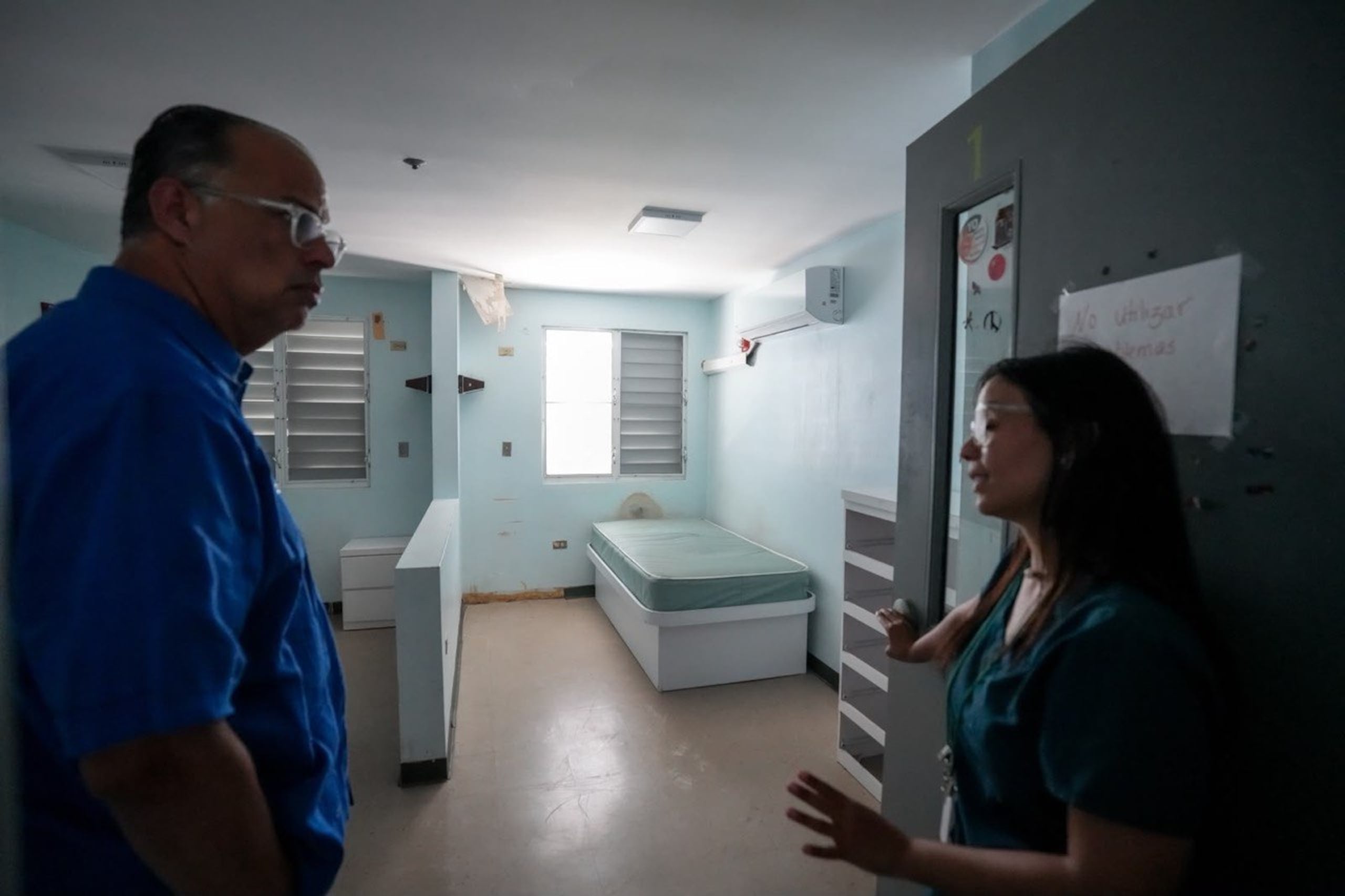 Senador Juan Oscar Morales durante vista ocular en centro de ASSMCA en Trujillo Alto.