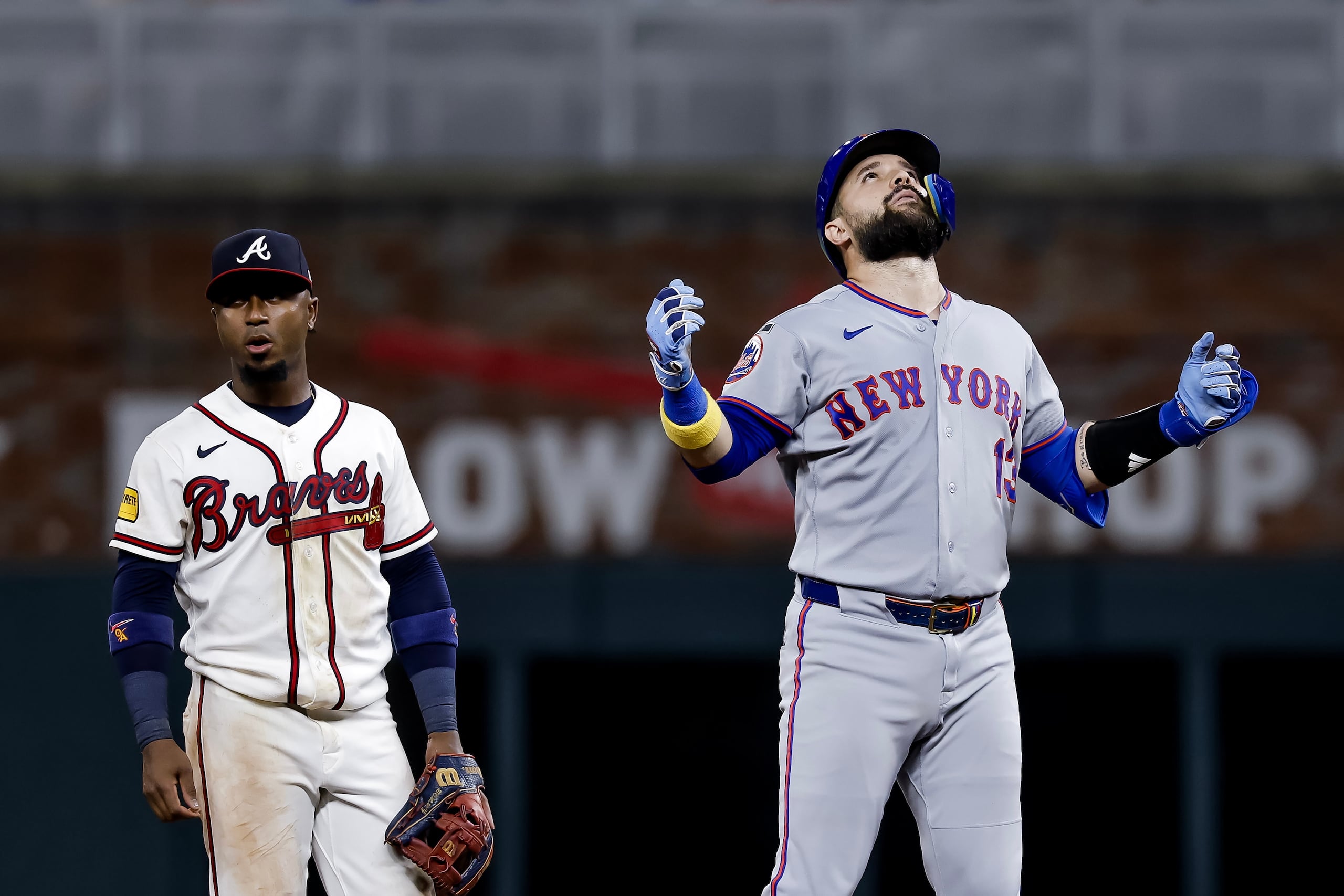 Luis Torrens, derecha, de los Mets de Nueva York, reacciona después de batear un doble productor de dos carreras.
