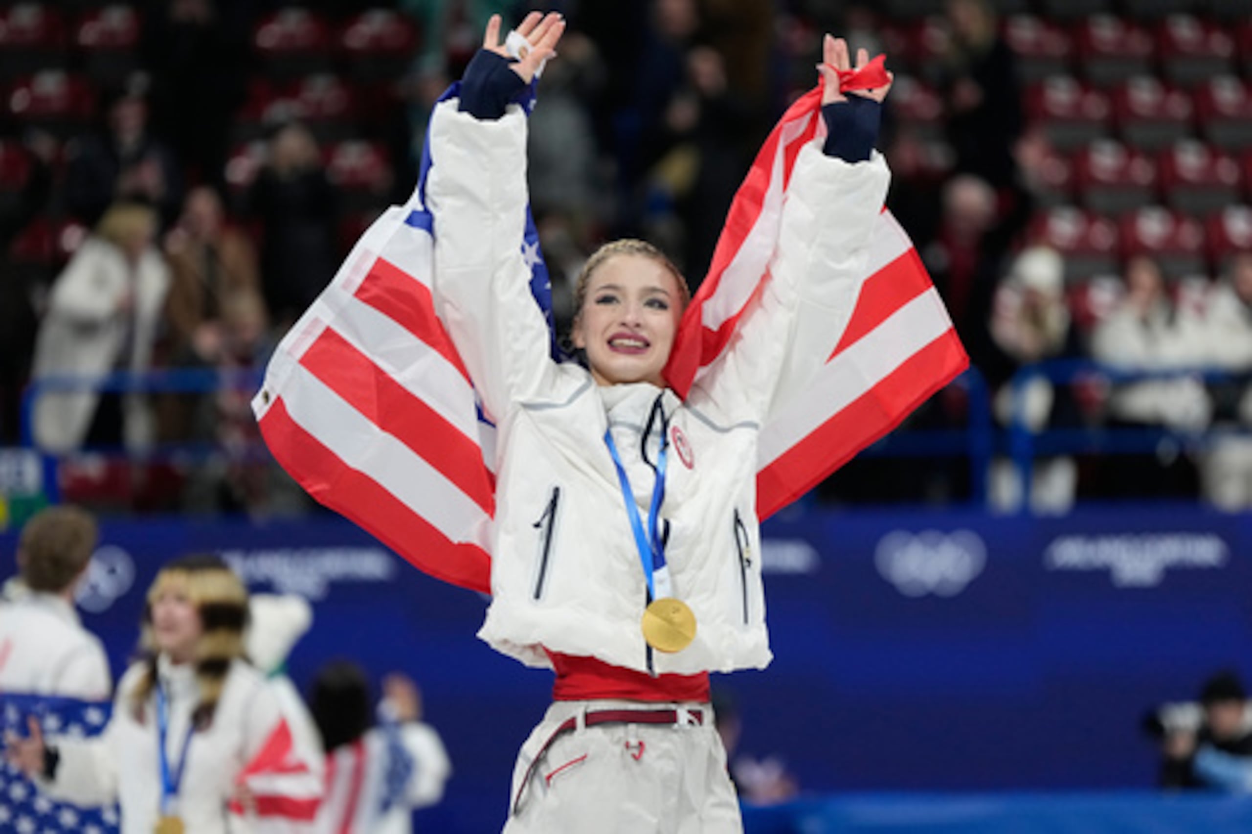 Amber Glenn, del equipo de EE.UU., celebra con su medalla de oro tras la prueba por equipos de patinaje artístico en los Juegos Olímpicos de Invierno de 2026, en Milán, Italia, el domingo 8 de febrero de 2026. (AP Photo/Ashley Landis)