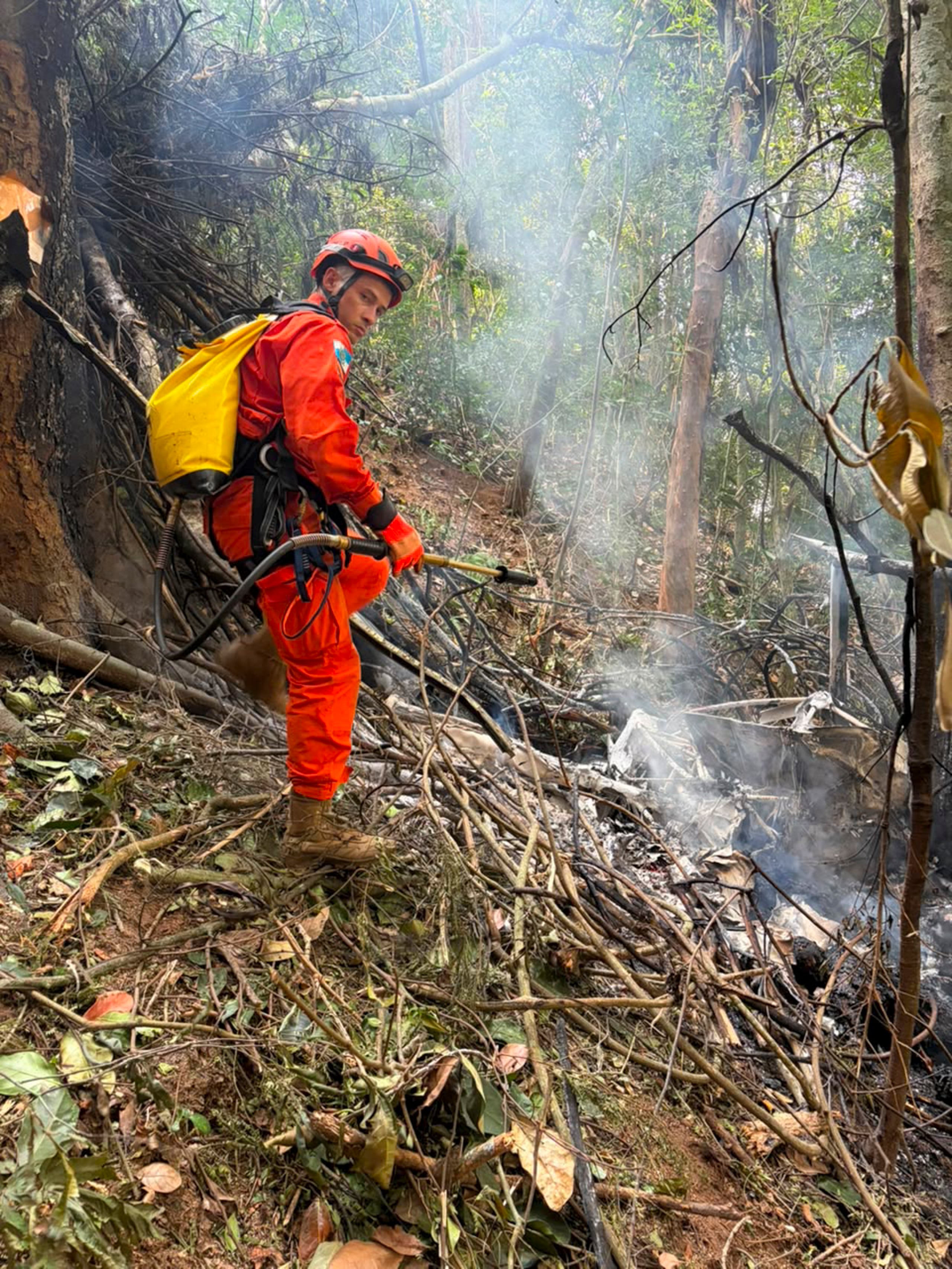 Bomberos trabajan en el lugar donde ocurrió el accidente de un helicóptero este sábado, en el Bosque de Tijuca, en Río de Janeiro (Brasil). (EFE/ Cuerpo de Bomberos de Río de Janeiro)