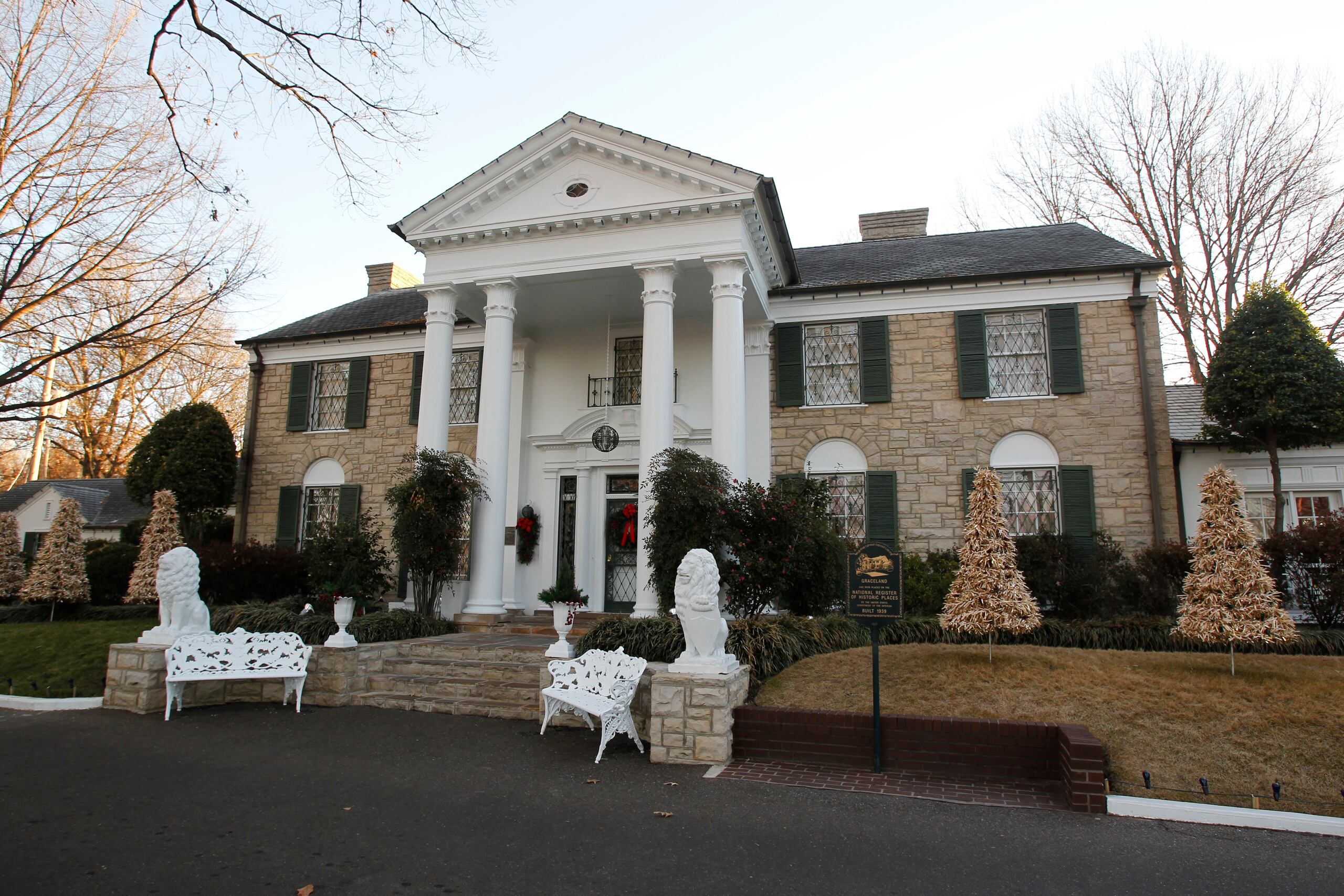Graceland abrió sus puertas como museo y atracción turística en 1982 y atrae a cientos de miles de visitantes cada año.