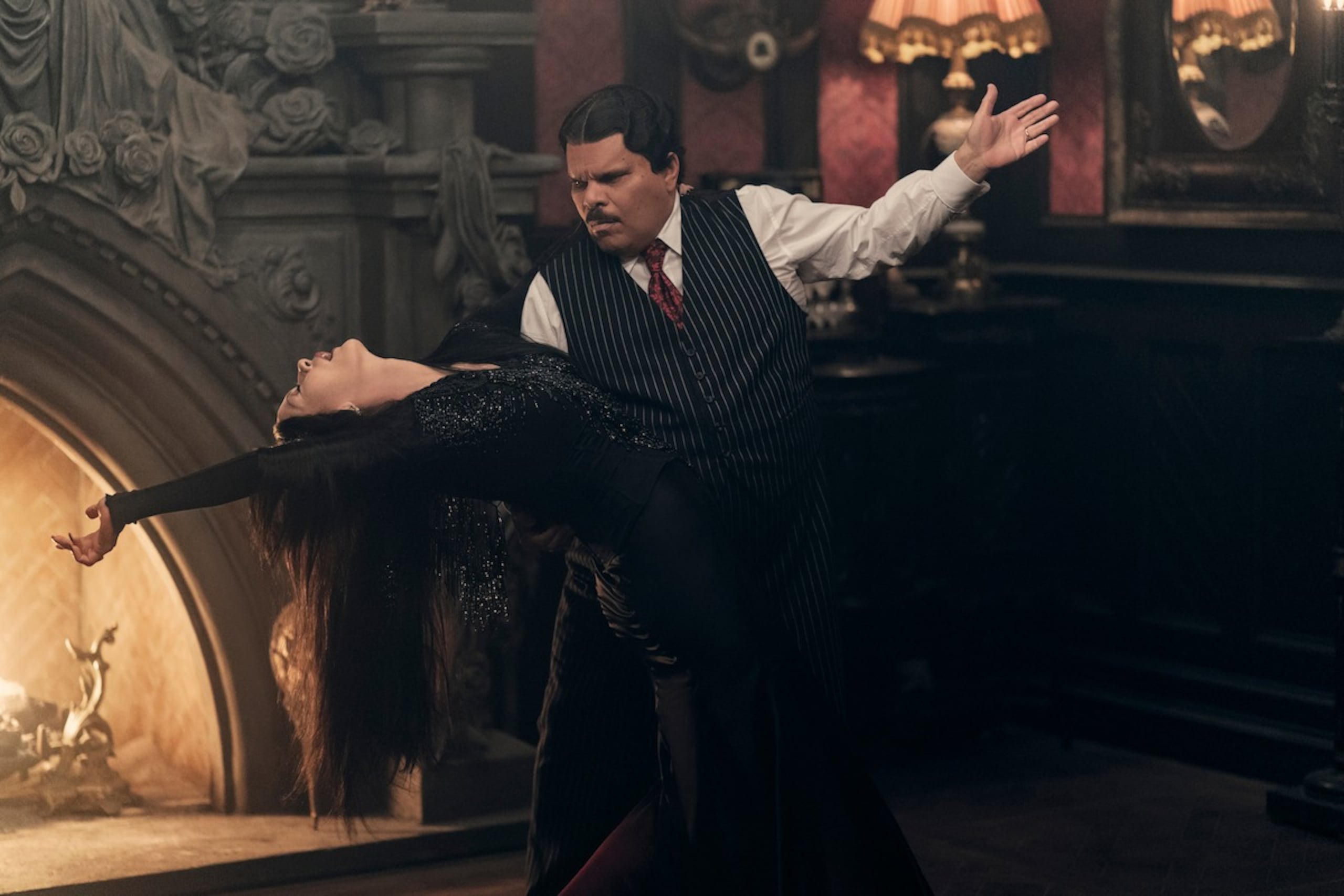 Luis Guzmán y Catherine Zeta-Jones en Wednesday.