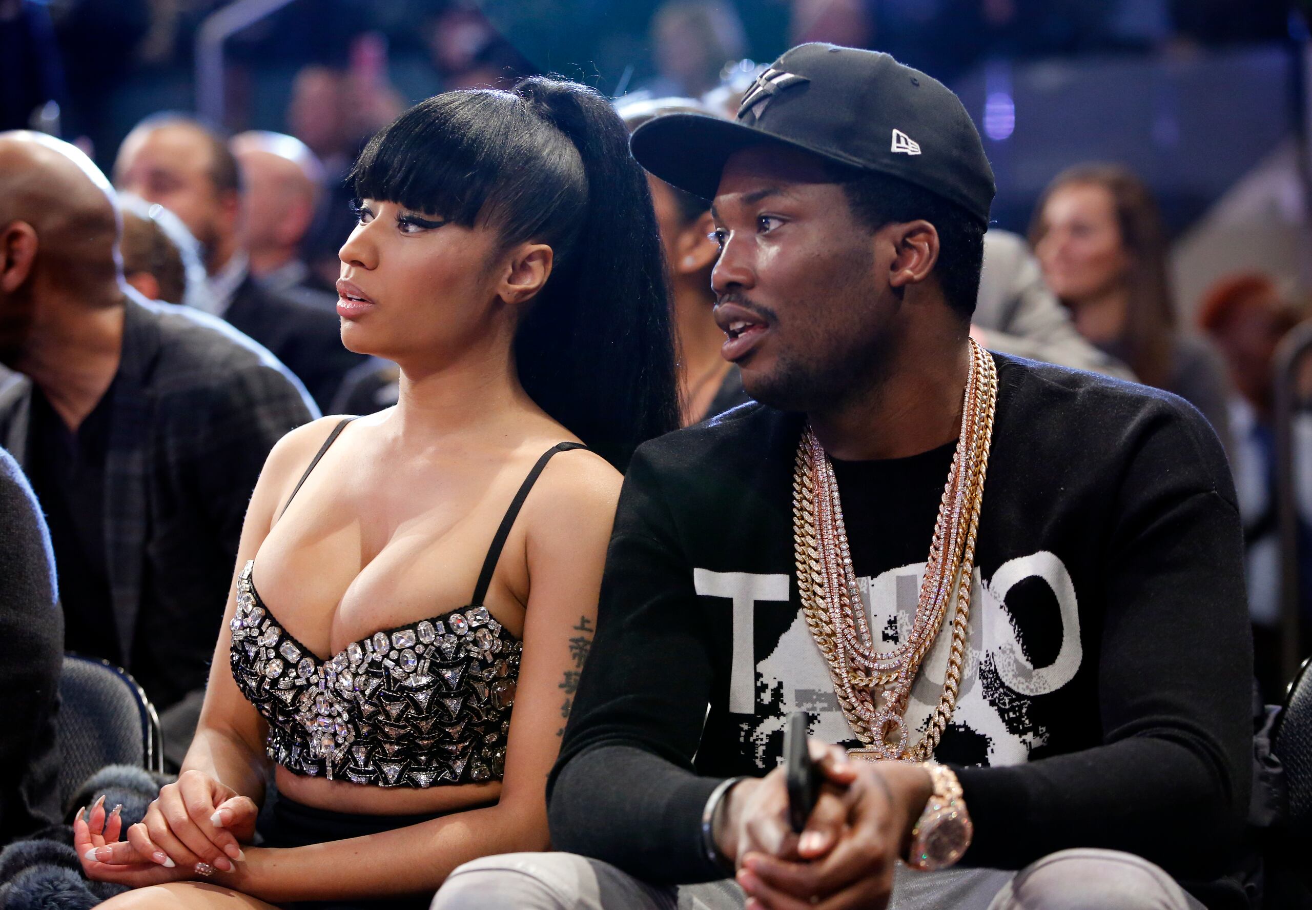 Nicki Minaj, a la izquierda, y Meek Mill miran la segunda mitad del partido de estrellas de la NBA, el 15 de febrero de 2015, en Nueva York.